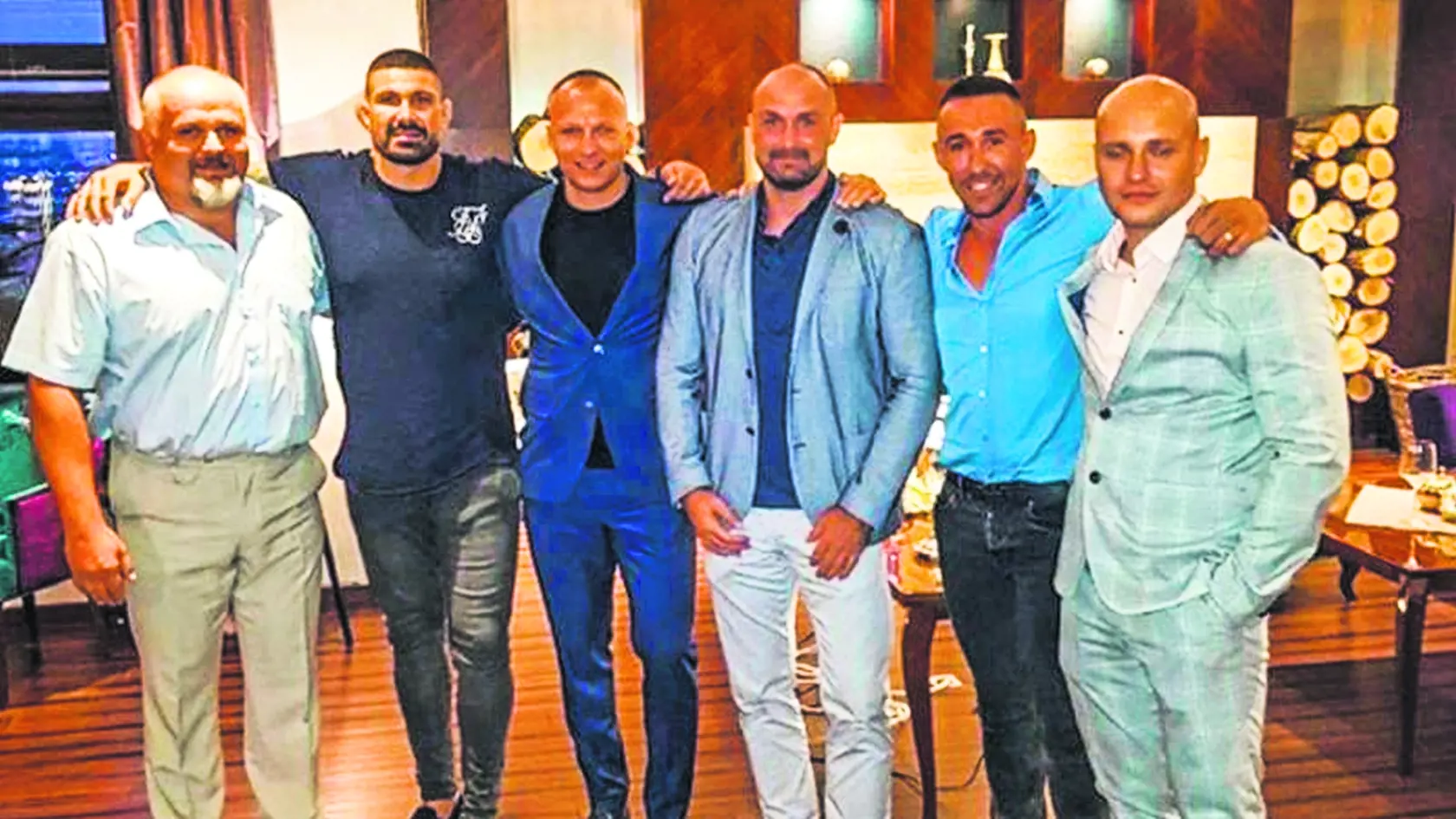 Norbert Bödör na fotografii v strede s bradou, Mihálik sa nachádza napravo