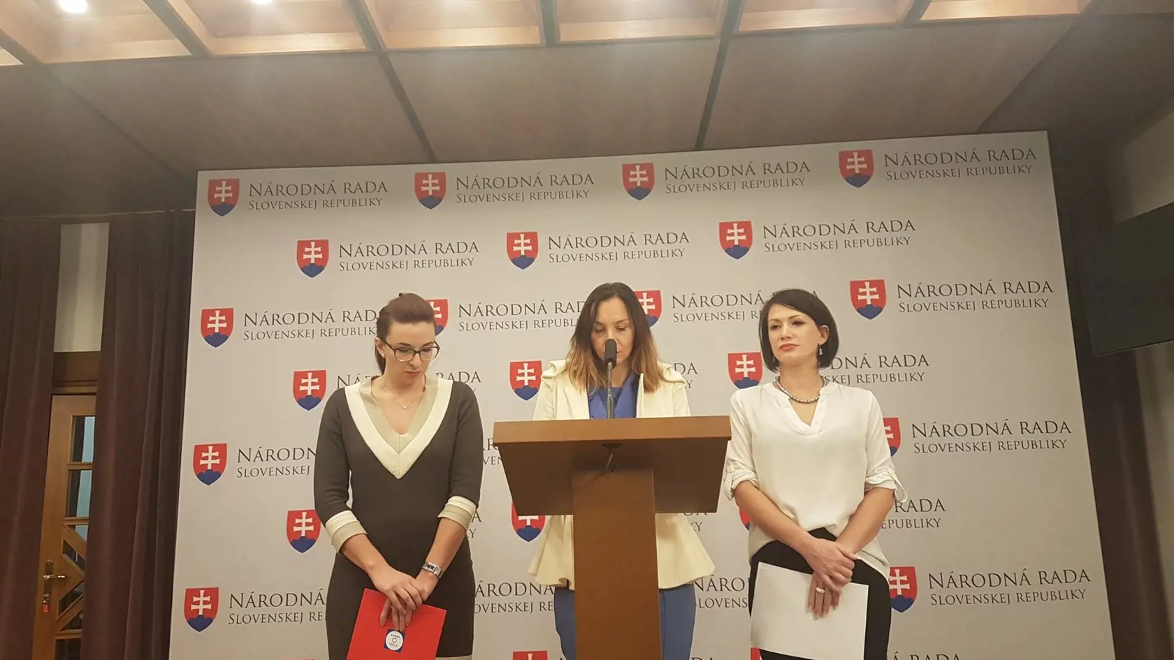 Na fotografii poslankyne zľava Simona Petrík, v strede Alena Bašistová, vpravo Jana Cigániková