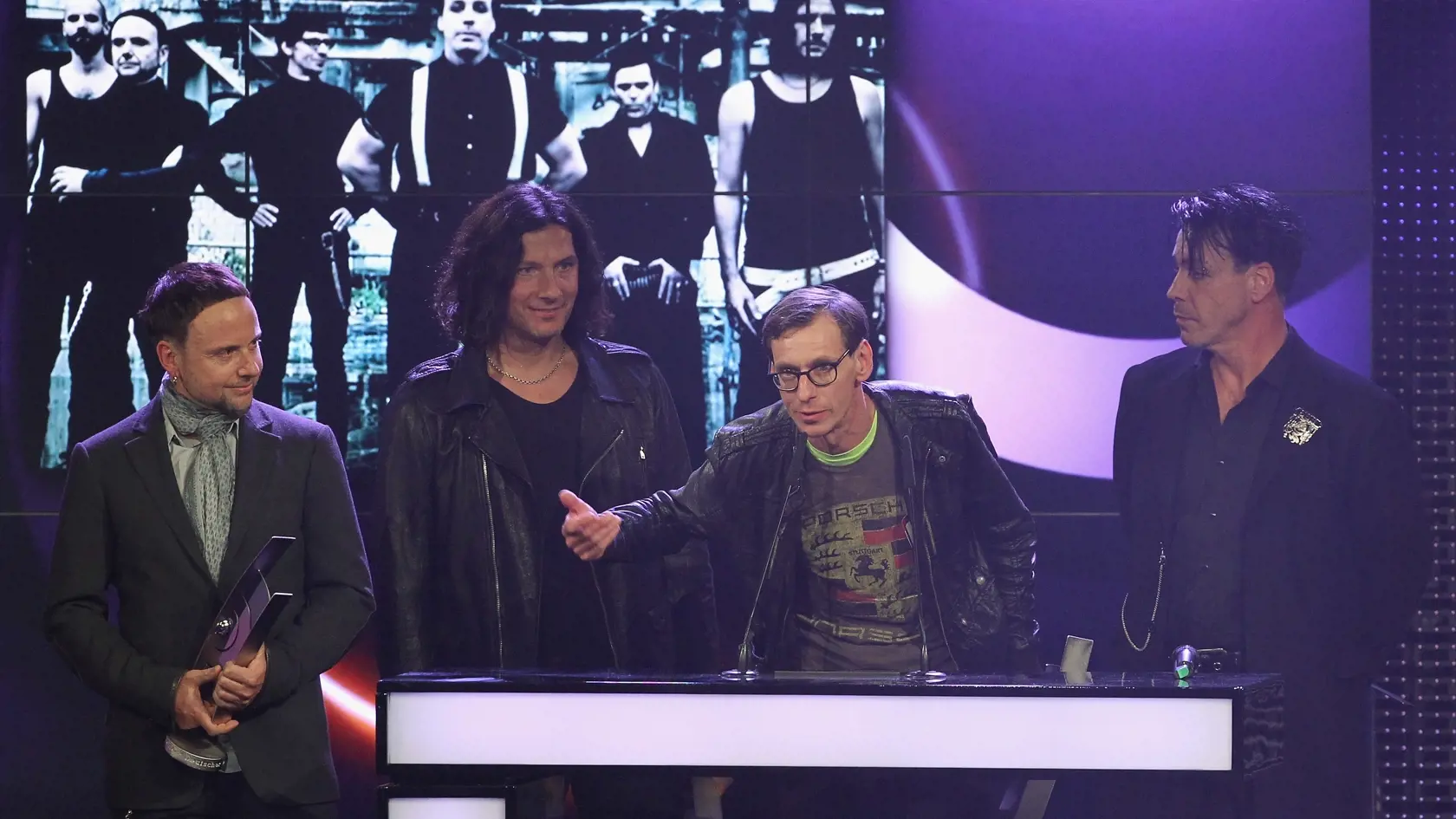 Kontroverzný frontman nemeckej kapely Rammstein Till Lindemann oslávil len pred nedávnom životné jubileum. Okrem toho, že patrí k talentovaným hudobníkom v mladosti bol juniorským vicemajstrom Európy v plávaní, dnes básnik, provokujúci textár, občasný herec a tiež kvalifikovaný pyrotechnik.
