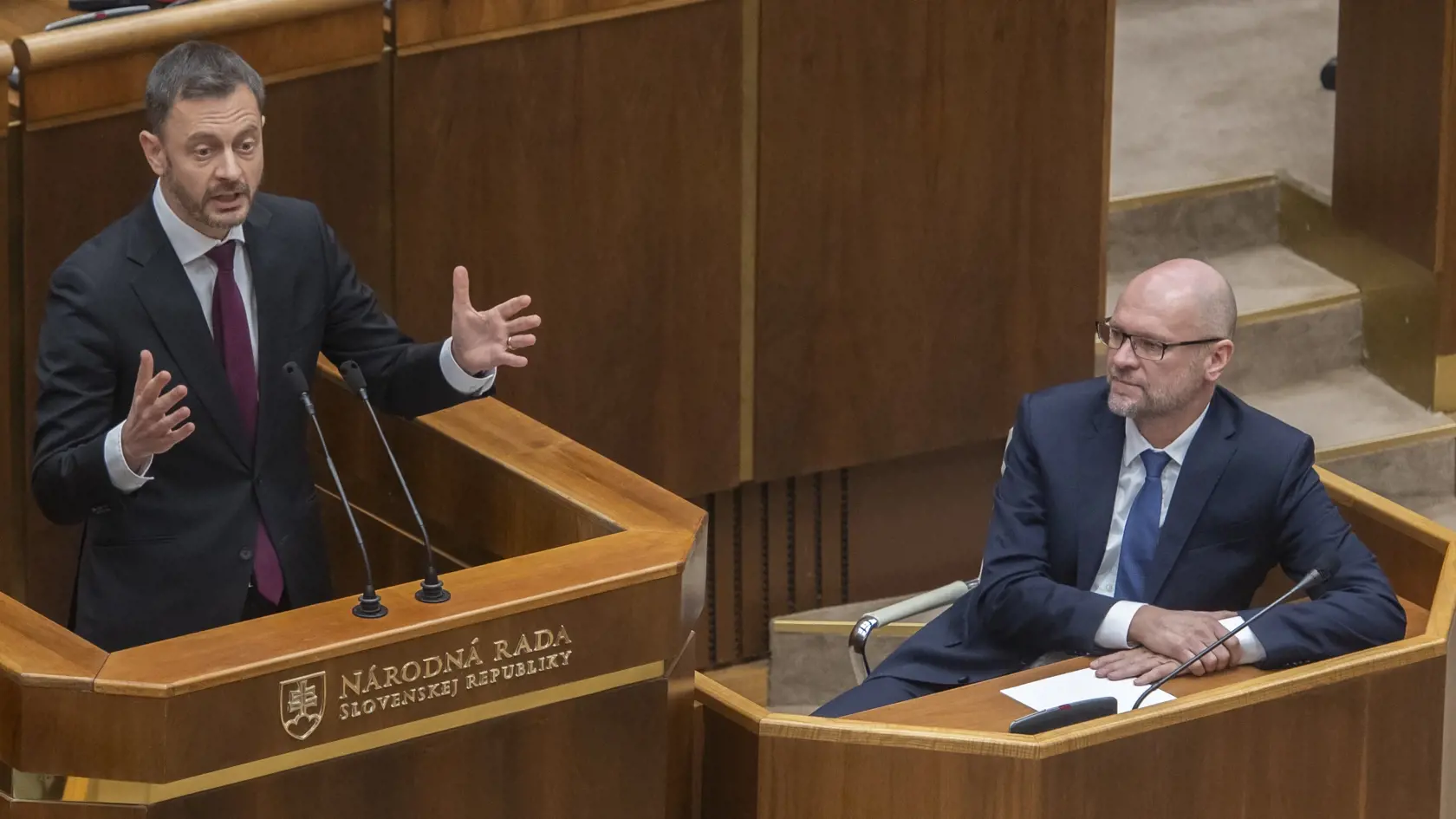Na snímke vpravo poslanec NR SR Richard Sulík (SaS) a vľavo premiér SR Eduard Heger (OĽANO) počas rokovania mimoriadnej 79. schôdze parlamentu SR 8. decembra 2022 v Bratislave. FOTO TASR - Martin Baumann