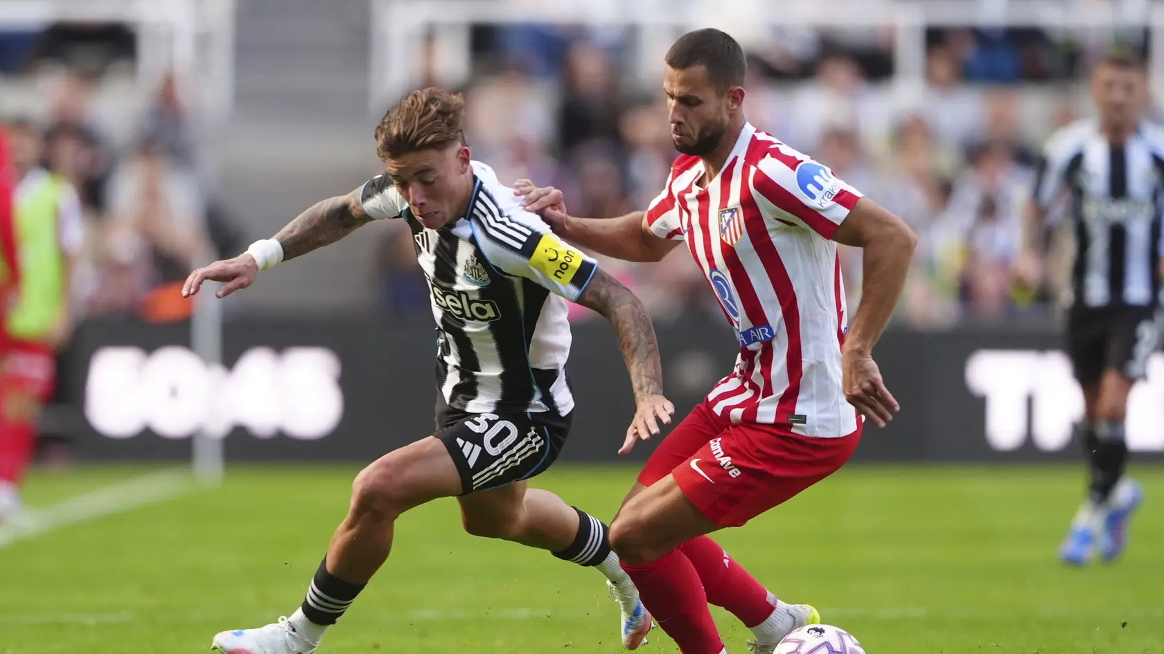 Slovenský futbalista Dávid Hancko (vpravo) z Atletica Madrid a Harrison Ashby z Newcastle United.