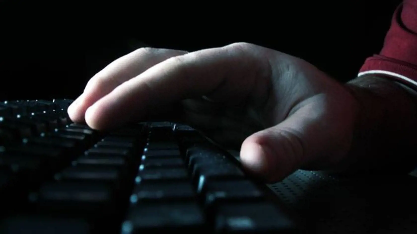 V Rusku bolo známych viacero prípadov „samovražedných skupín“, kde cez internet mladých ľudí podnecovali k samovražde.