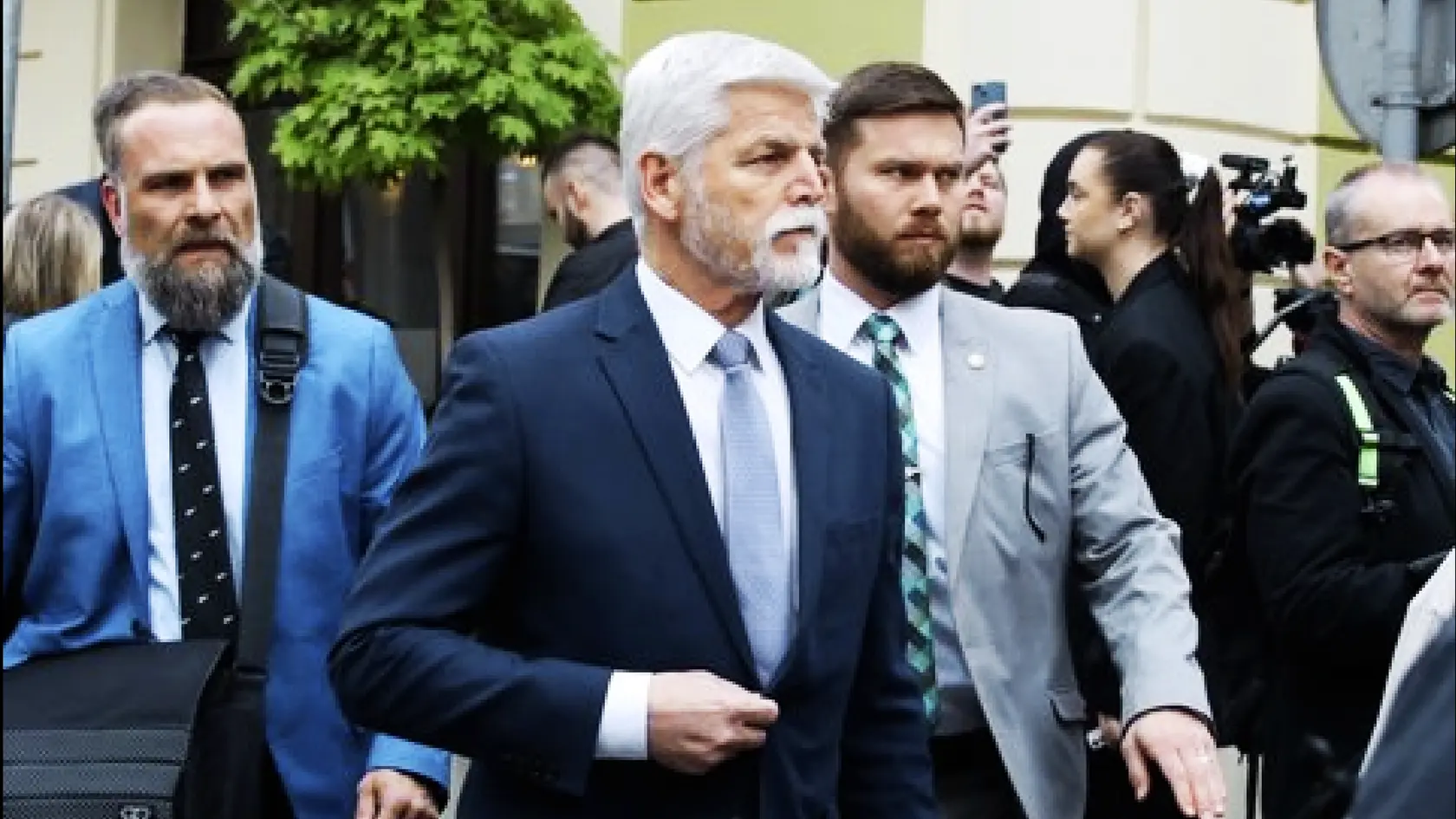Na pohrebe sa zúčastnilo viacero známych tvárí. Nechýbala speváčka Marta Jandová, speváčka Helena Vondráčková s manželom či prezident ČR Petr Pavel.