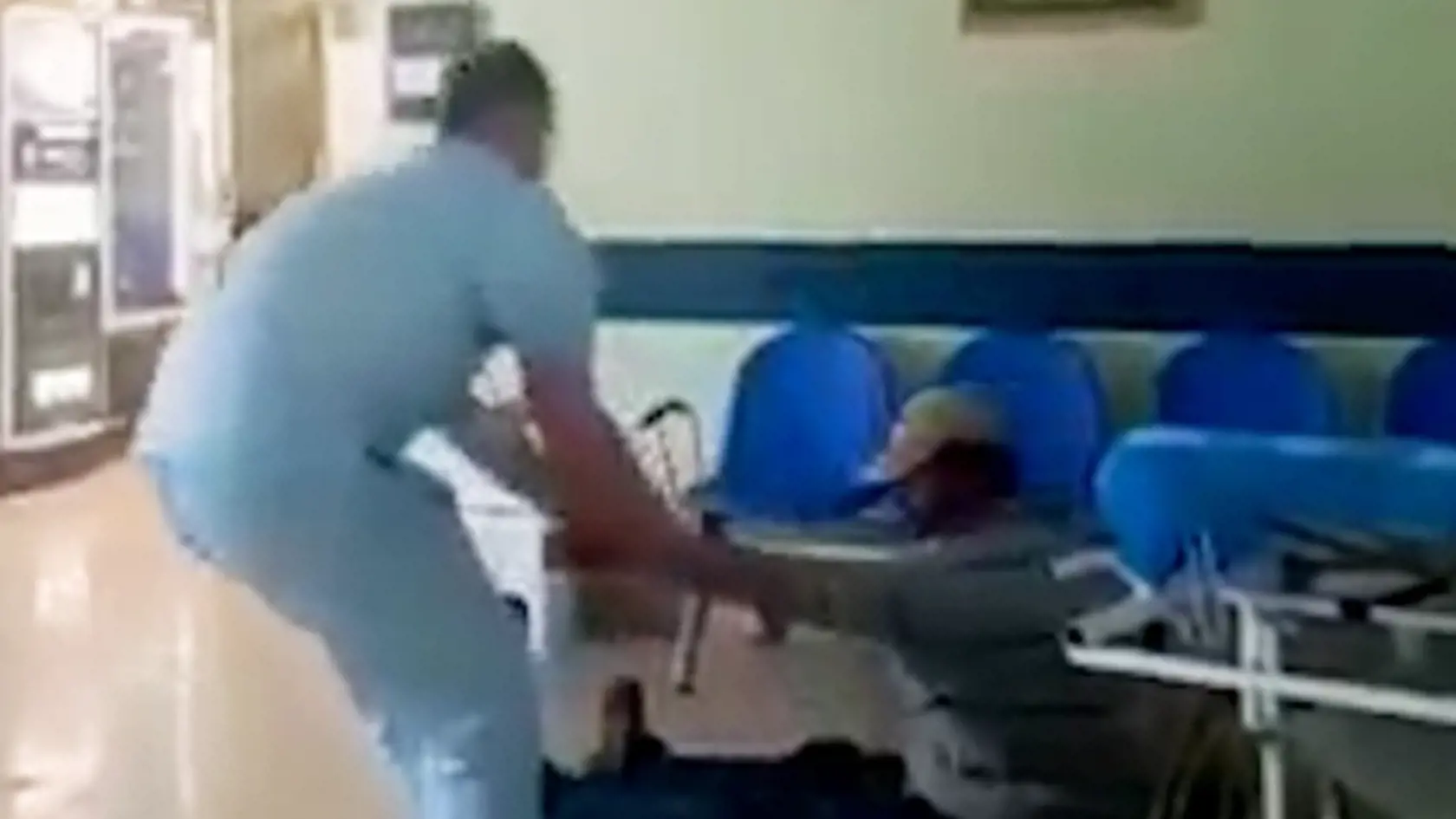 Zdravotník prišiel k pacientovi a zdrapil ho za ruku.