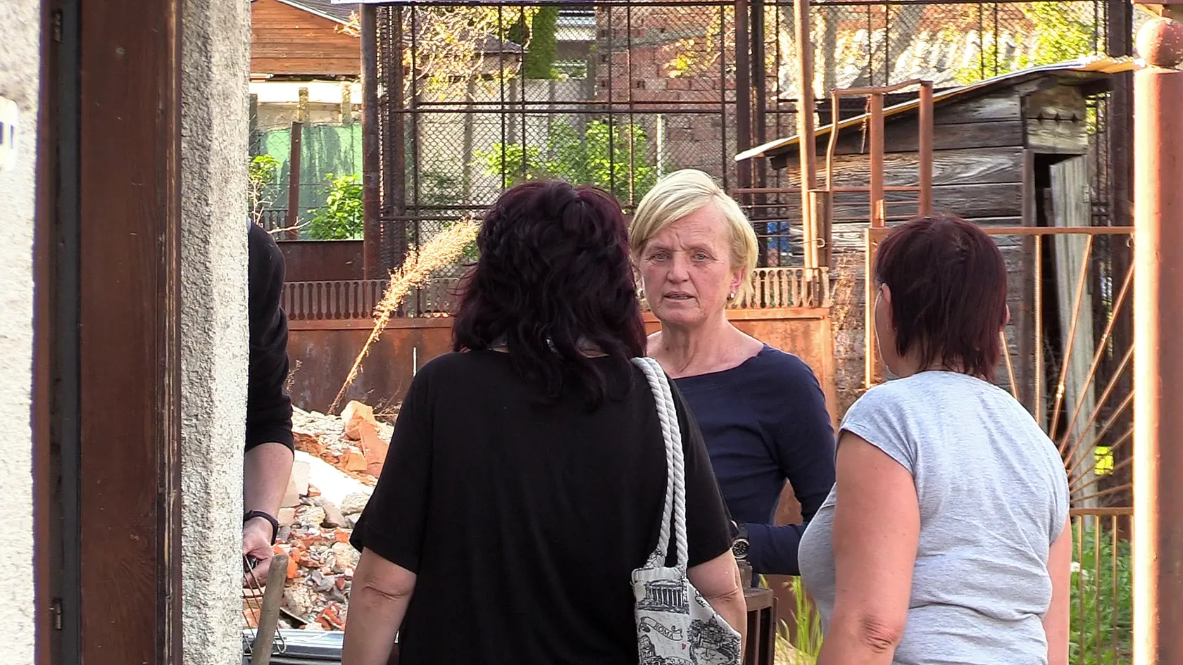 Smútiaca rodina pred domom ktorý patril Jánovi Kuciakovi a Martine Kušnírovej.