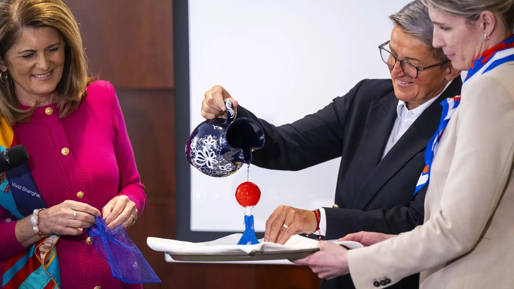 Na snímke generálna komisárka slovenskej expozície pre výstavu EXPO 2025 v Osake Ivana Vala Magátová a olympionička Elena Kaliská počas krstu maskota slovenskej expozície na Svetovej výstave v Japonsku 25. marca 2025 v Bratislave. FOTO TASR - Jakub Kotian