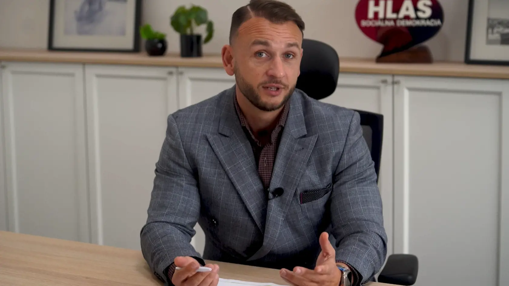 „Bratislavská firma, ktorá je podľa verejných informácií od roku 2015 v strate, došla na východnú hranicu pražiť rezne za nekresťanské ceny,“ kritizoval poslanec Šutaj Eštok ministra vnútra Romana Mikulca.
