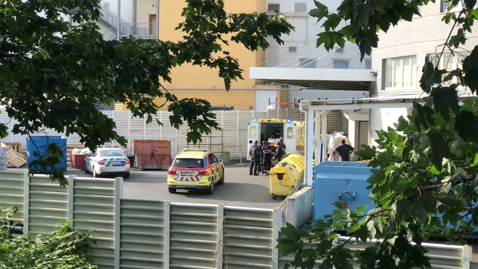 V obchodnom centre na území pražského Edenu sa včera po zadržaní bezpečnostnou službou podrezal zlodej.