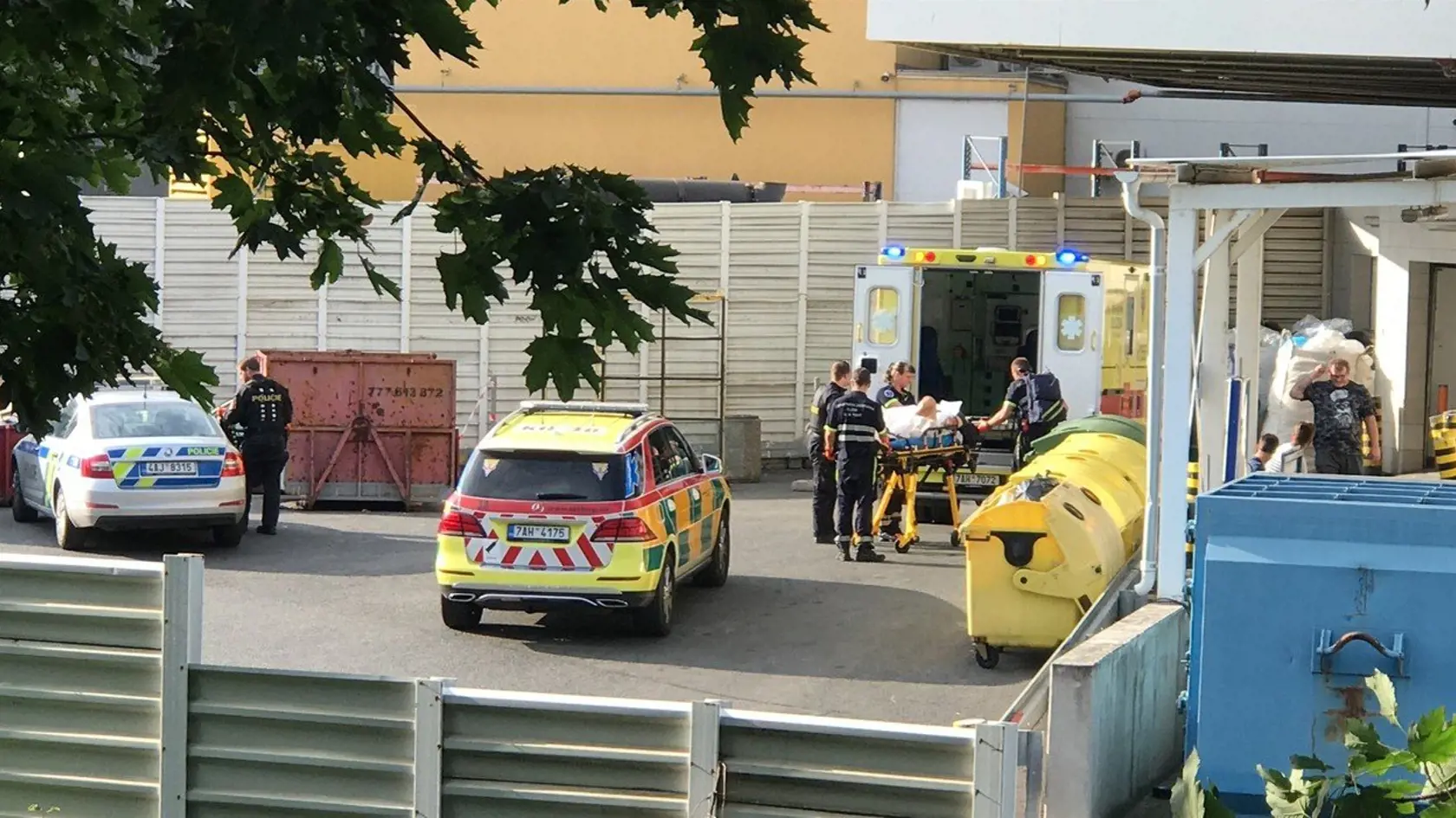 V obchodnom centre na území pražského Edenu sa včera po zadržaní bezpečnostnou službou podrezal zlodej.