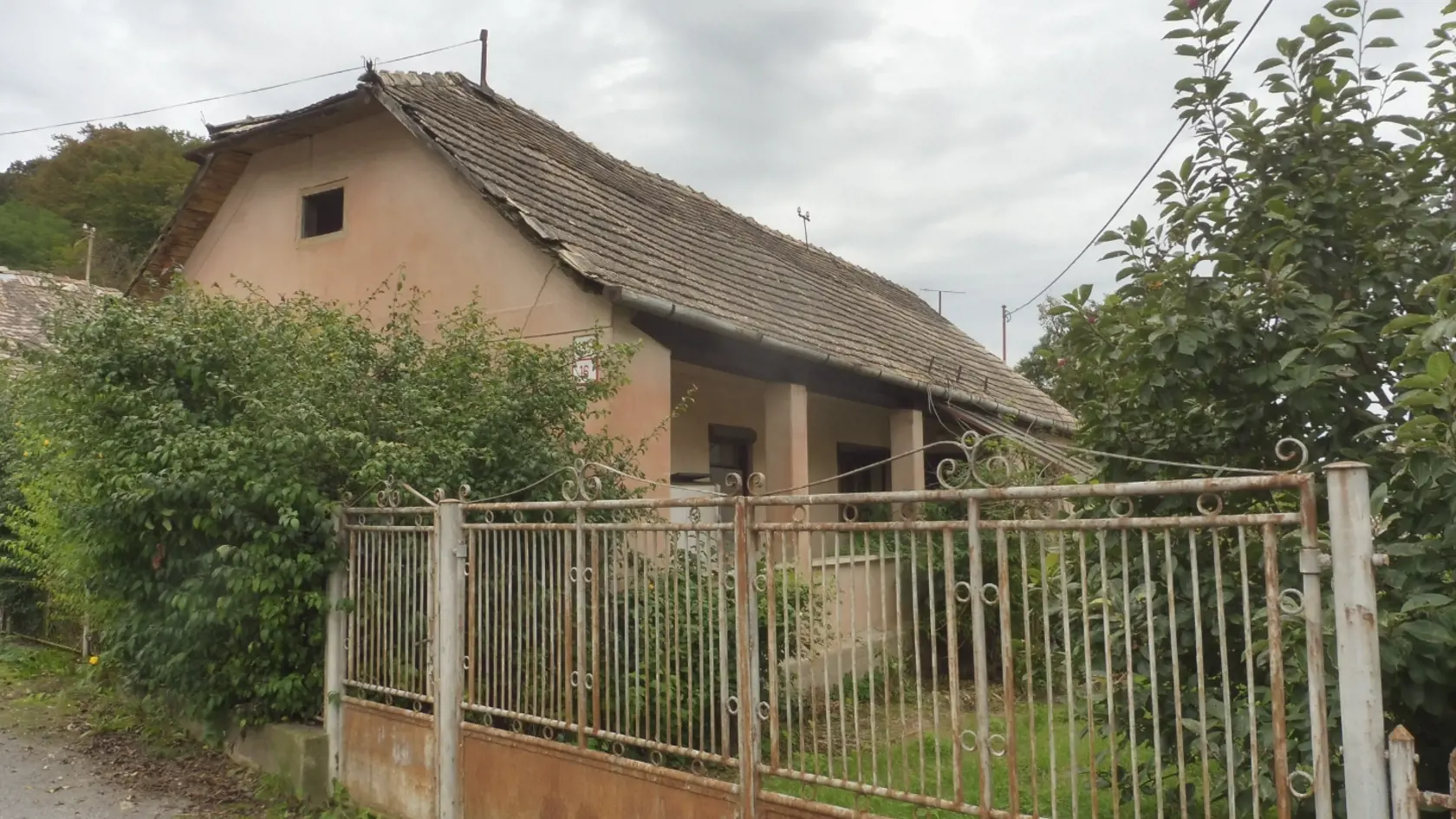 Elektronická aukcia prebieha aj na tento dom v okrese Poltár. Jeho výmera je až 879m² a na pozemku sa nachádza obytný dom s hospodárskou časťou a latrínou.