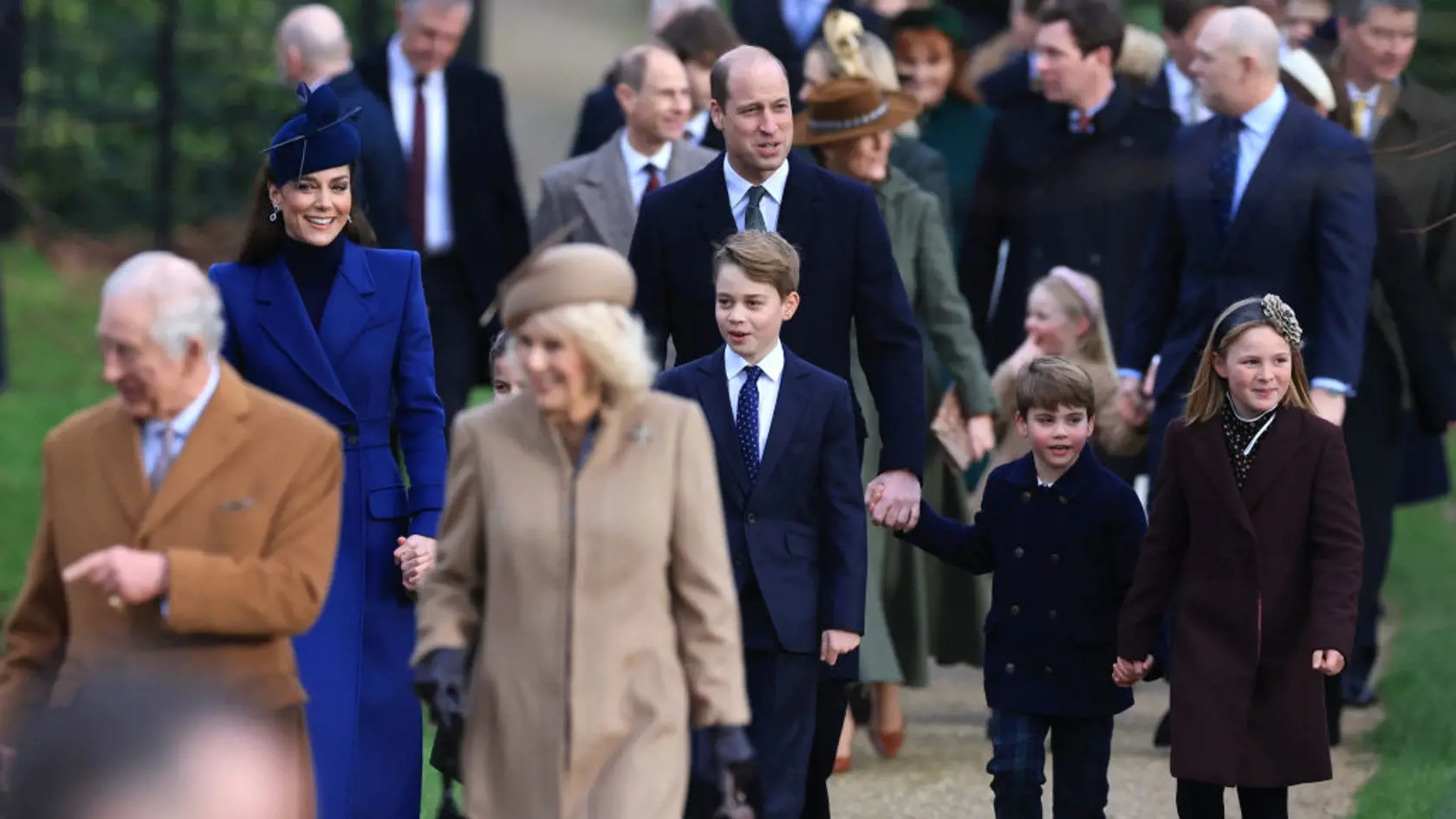 Britská kráľovská rodina po vianočnej bohoslužbe pozdravila fanúšikov. Princa Louisa drží za ruku aj sesternica Mia Tindall.