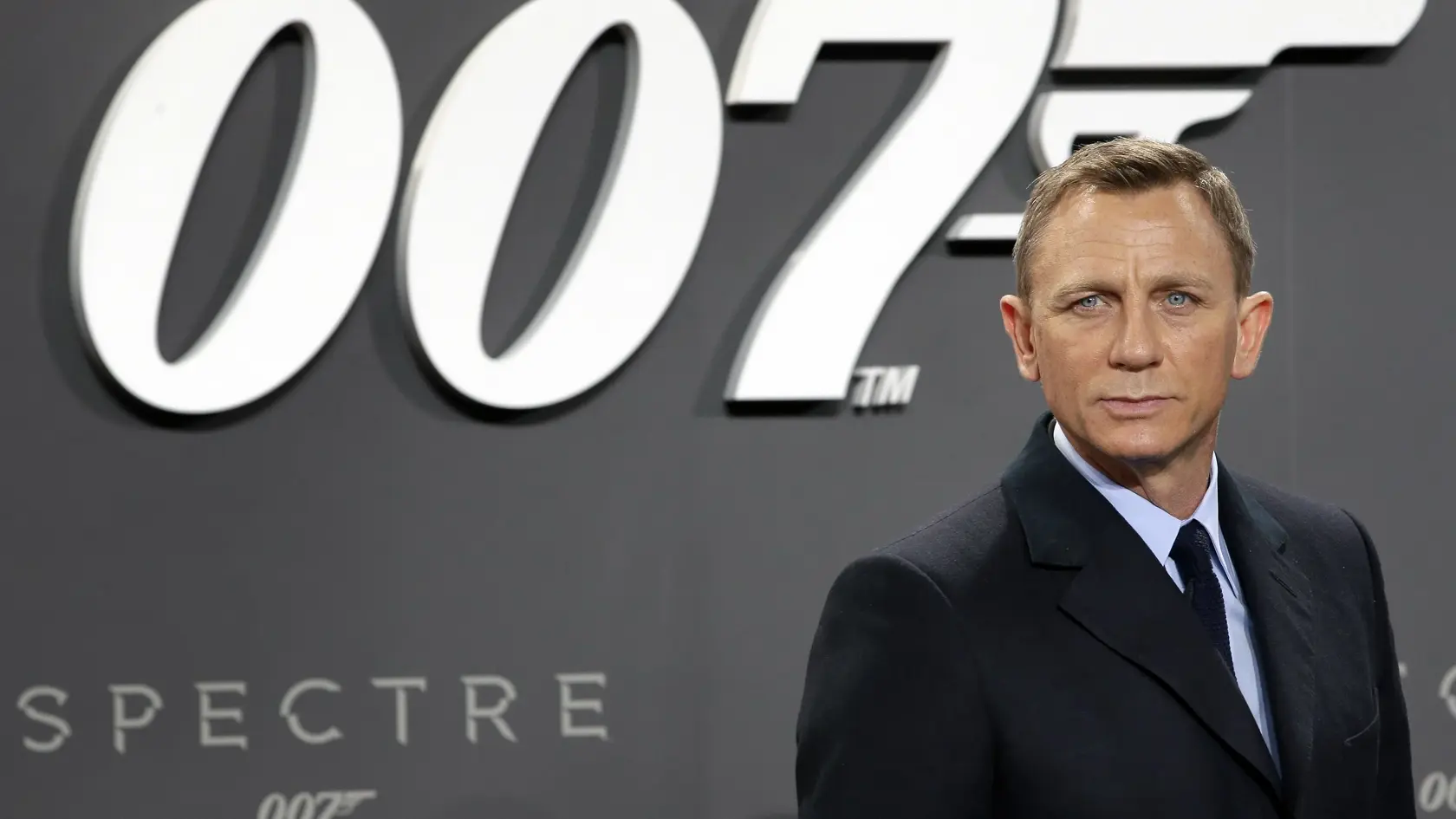 Na archívnej snímke z 28. októbra 2015 britský herec David Craig pózuje pred novinármi počas príchodu na nemeckú premiéru  bondovky "Spectre" v Berlíne. 