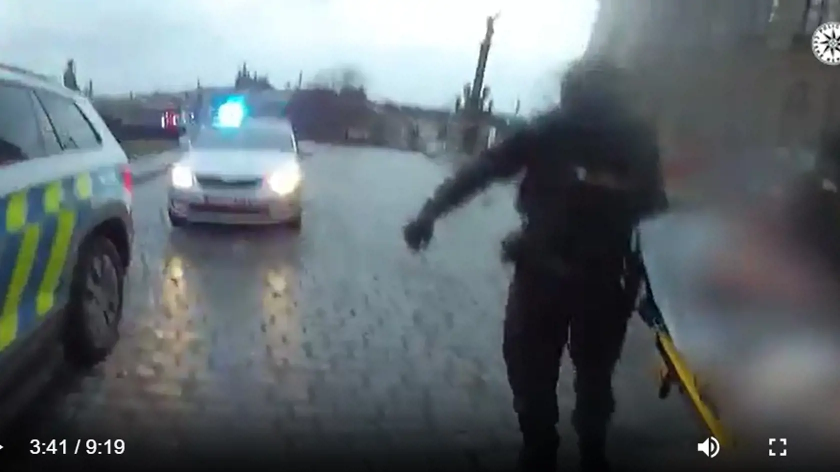 Polícia vo štvrtok zdieľala na sociálnych sieťach ďalšie video zo svojho zásahu. Členovia bezpečnostného zboru popísali, aká náročná bola prvá pomoc a čo bolo treba na záchranu zranených použiť.