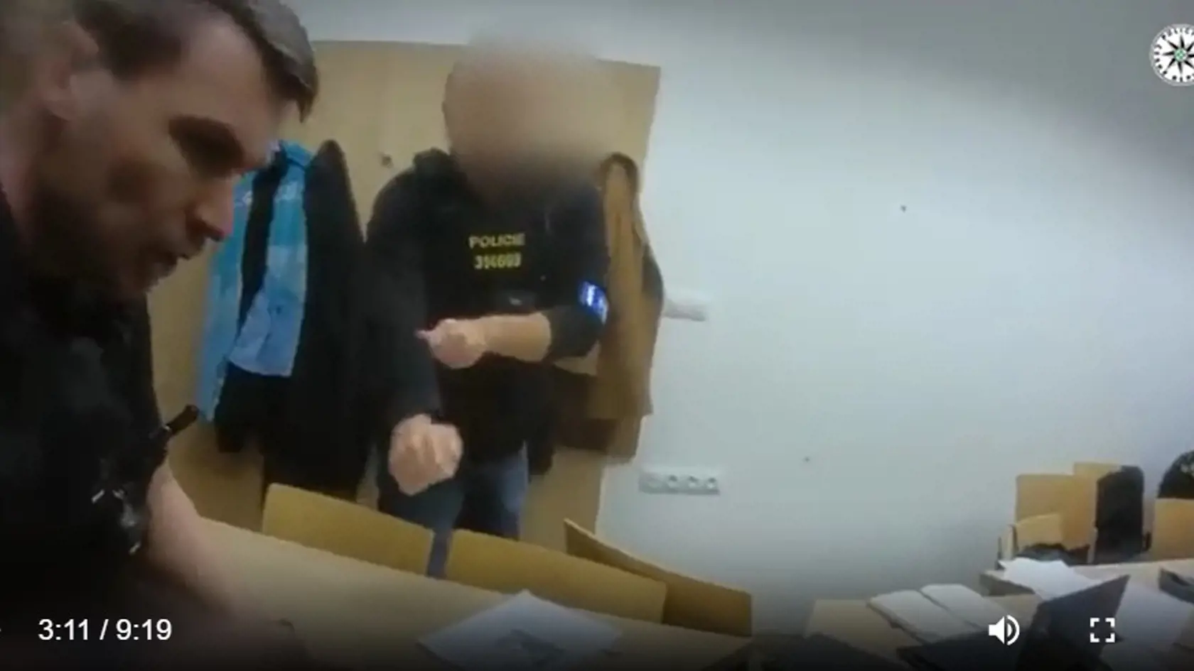 Na mieste poskytli prvú pomoc aj dievčine so strelnými ranami na hrudi.