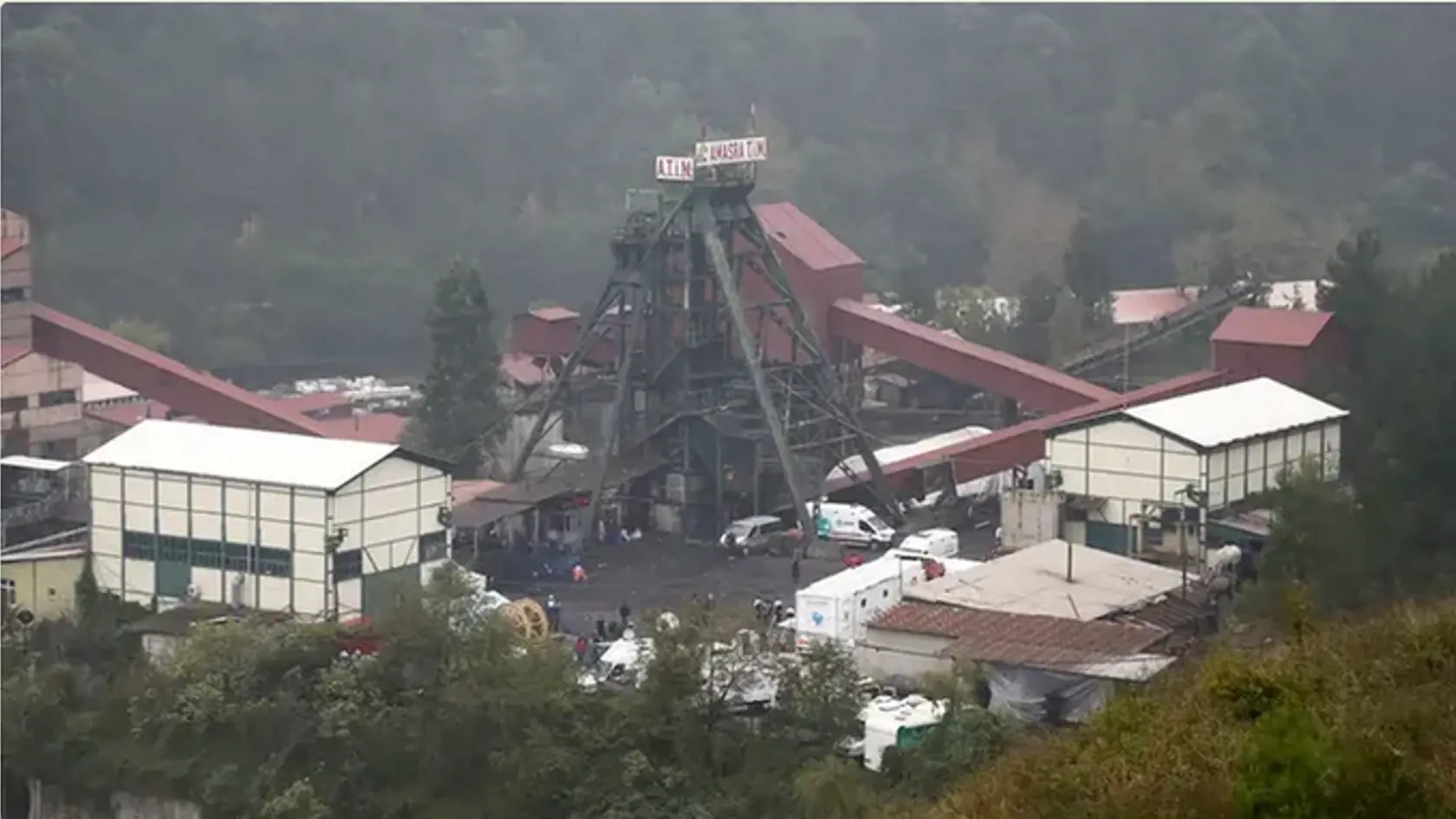 Najmenej deväť baníkov uviazlo v utorok po zosuve pôdy v bani na zlato na východe Turecka. K zosuvu pôdy prišlo v bani Copler pri meste Ilič ležiacom v horskej provincii Erzincan okolo 14.30 h miestneho času (12.30 SEČ).