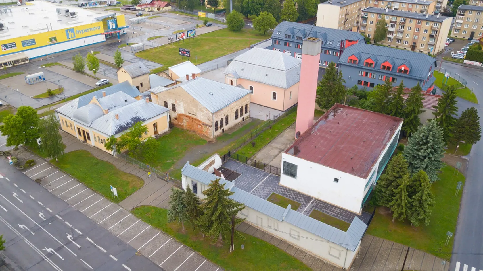 Židovské suburbium - areál židovských rituálnych budov je najvýznamnejšou lokalitou židovského kultúrneho dedičstva v Bardejove, ktorú Unesco zaradilo medzi svetové kultúrne poklady nielen pre jej historický význam, ale aj ako svedectvo o jazykovo, kultúrne a nábožensky zmiešanej spoločnosti. V súčasnosti prebieha jeho postupná obnova. V susedstve areálu postavili Pamätník obetiam holokaustu. 