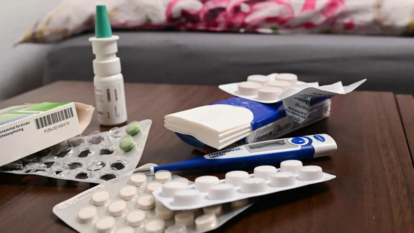 Ukázalo sa, že antibiotická rezistencia môže ohroziť zdravie ľudí, a to najmä seniorov, detí či onkologických pacientov. "Môže skomplikovať niektoré operácie. Zvyšuje sa riziko, že čoskoro nebudeme mať účinné antibiotiká," vysvetlil rezort, dodal však, že antibiotiká sa majú užívať len vtedy, ak ich predpísal lekár.