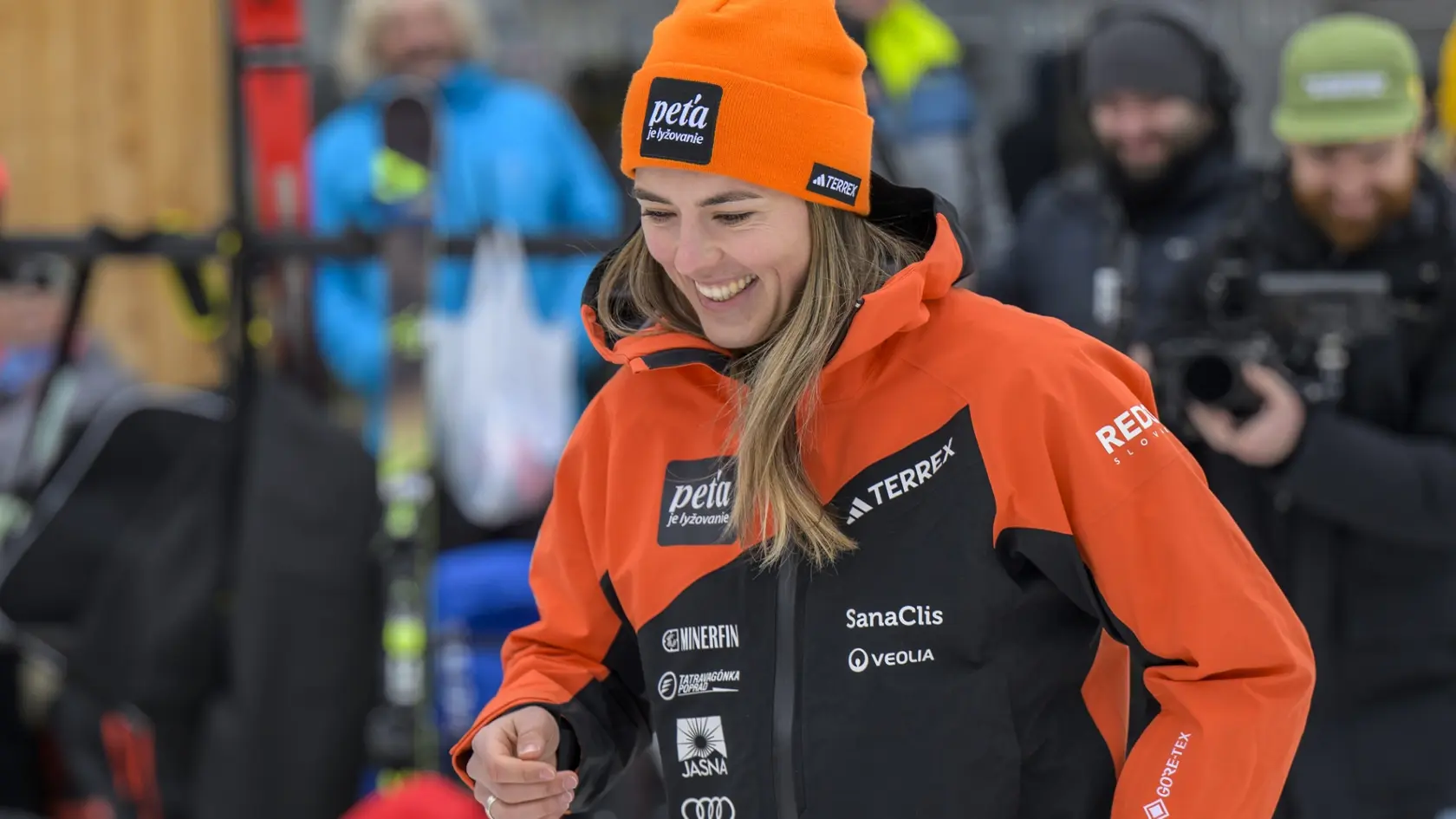 Na snímke slovenská reprezentantka v zjazdovom lyžovaní Petra Vlhová sa usmieva počas tlačovej besedy pri príležitosti odpočítavania jedného roka do začiatku zimných olympijských hier 2026. 