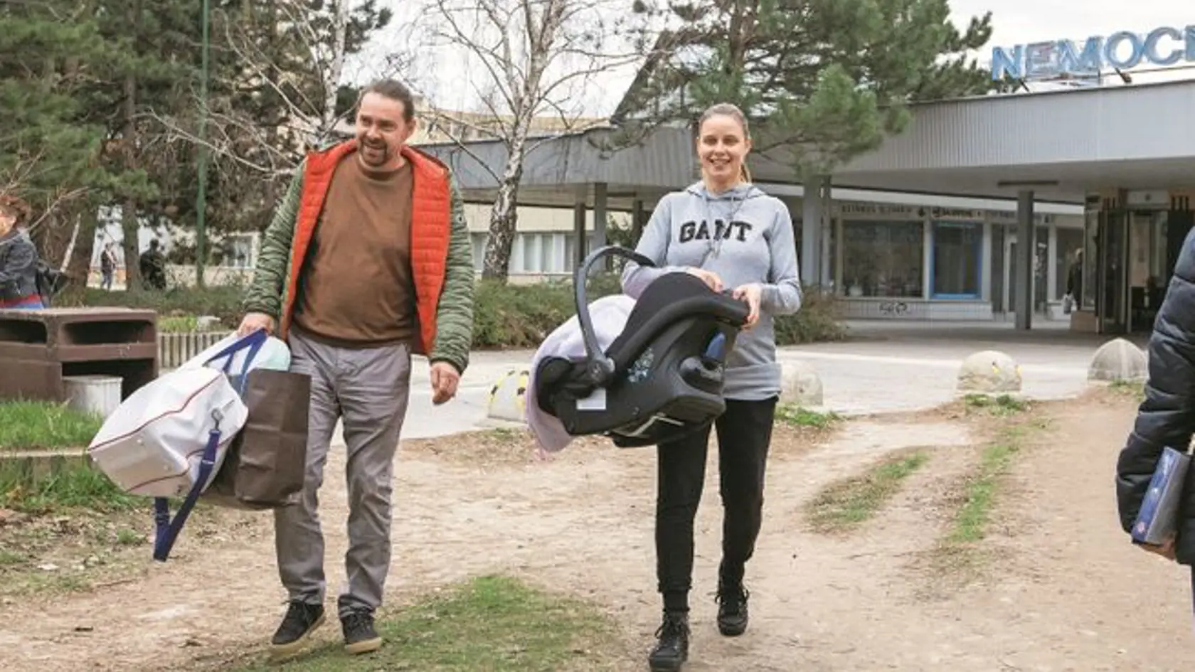 Apríl 2018: Nelu prišiel do nemocnice vyzdvihnúť otec Milan.
