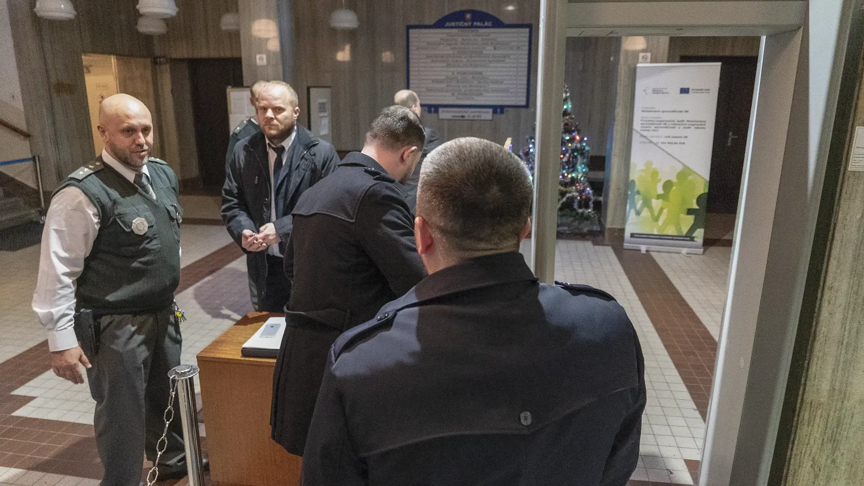 Martin Daňo a Rudolf Vasky idú do vyšetrovacej väzby. Na Okresnom súde Bratislava I sa pojednávalo za zatvorenými dverami.
