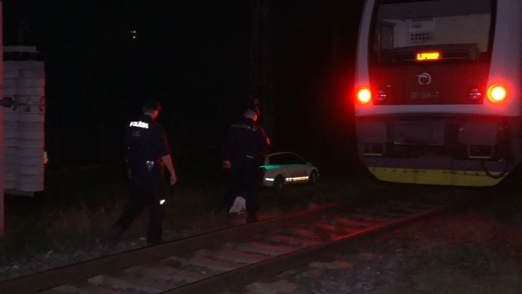 Rušňovodič osobného vlaku (60) napriek použitiu rýchlobrzdy nedokázal nehode zabrániť.