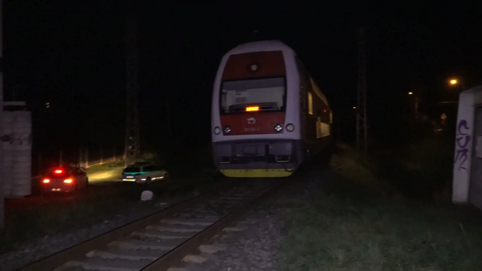 Dievča sediac v koľajisku čakalo na prichádzajúci vlak. 