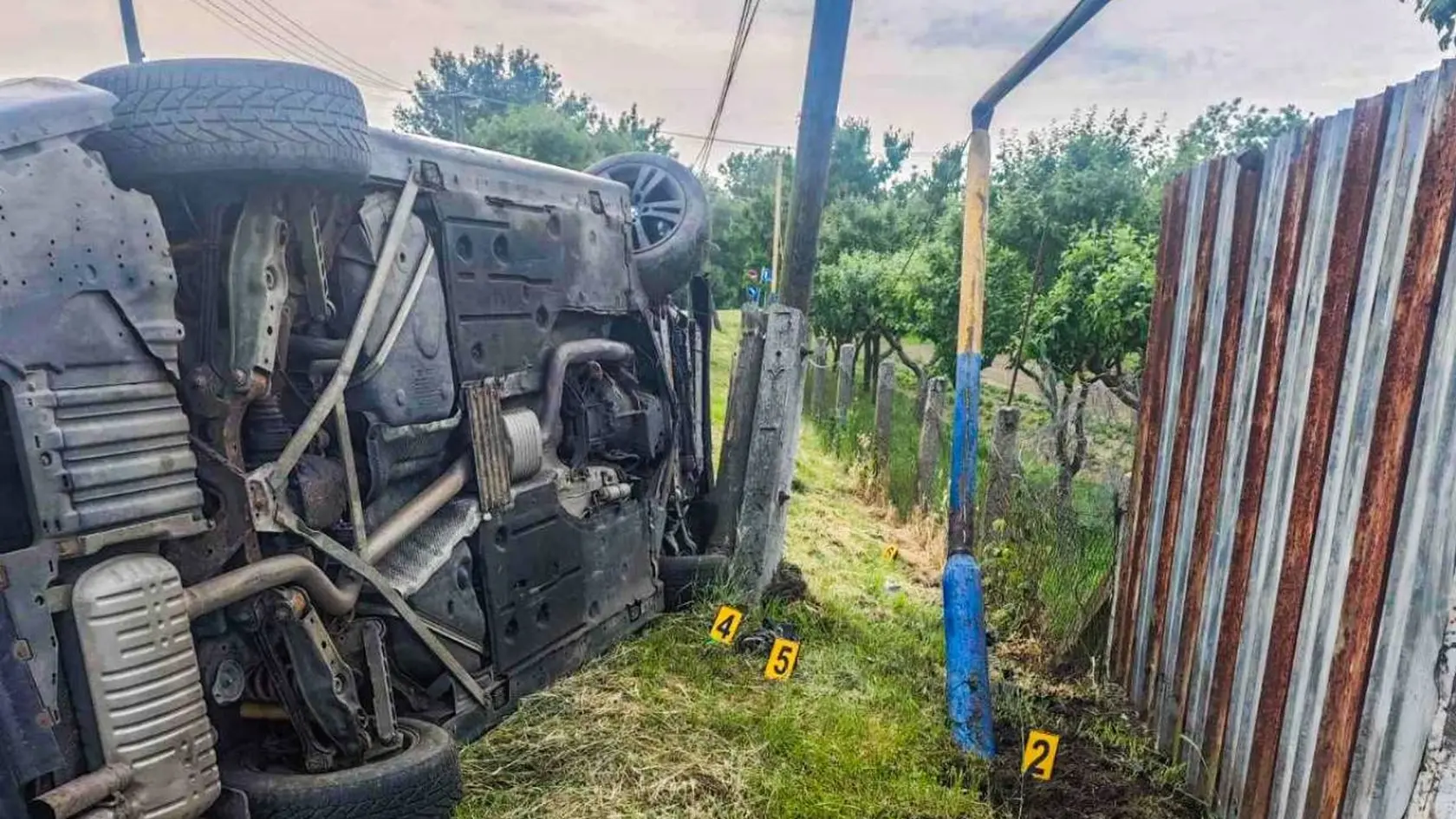 Opitý vodič vo Vojke nabúral do stĺpov telefónneho vedenia a rozhlasu.