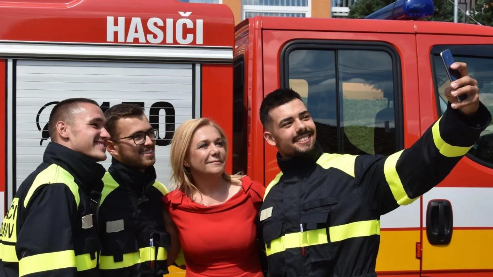 Seflíčka s hasičmi: Ministerka vnútra Denisa Saková v lete rozdáva hasičské autá.