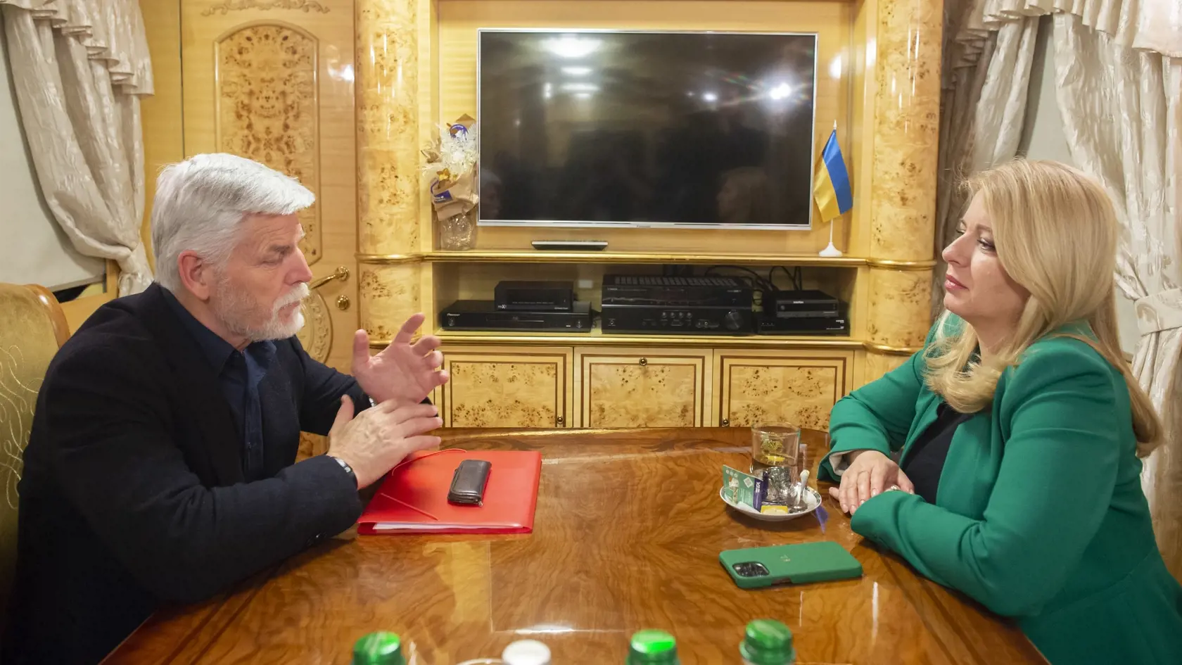 Na snímke prezidentka SR Zuzana Čaputová  (vpravo) a český prezident Petr Pavel (vľavo) diskutujú vo vlaku počas nočnej cesty na Ukrajinu vo štvrtok 27. apríla 2023.