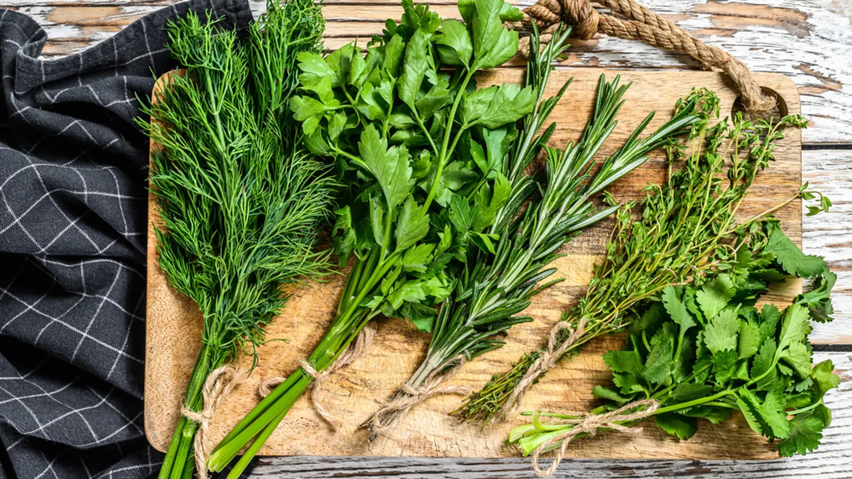 Nezabúdajte ani na zelené bylinky. Pridajte si do pokrmov čerstvo nasekanú bazalku, petržlenovú vňať alebo inú bylinku a máte postarané. Obsahujú nielen vitamín B, ale tiež podporujú trávenie a zažívanie.