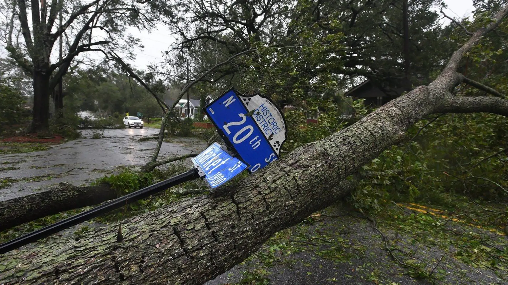 Hurikán Florence medzičasom zoslabol na tropickú búrku.