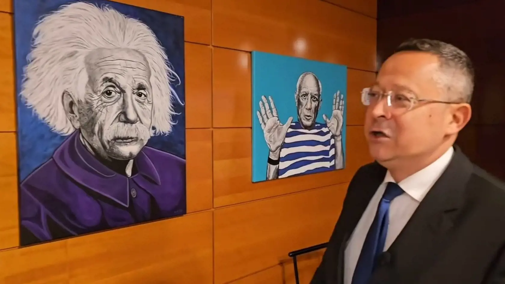 Na snímke Ladislav Kamenický ukazuje galériu svojich obrazov v priestoroch ministerstva financií.