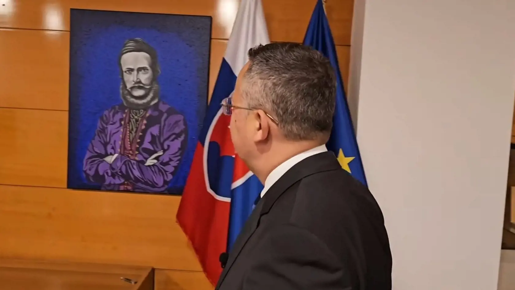 Na snímke Ladislav Kamenický ukazuje galériu svojich obrazov v priestoroch ministerstva financií.