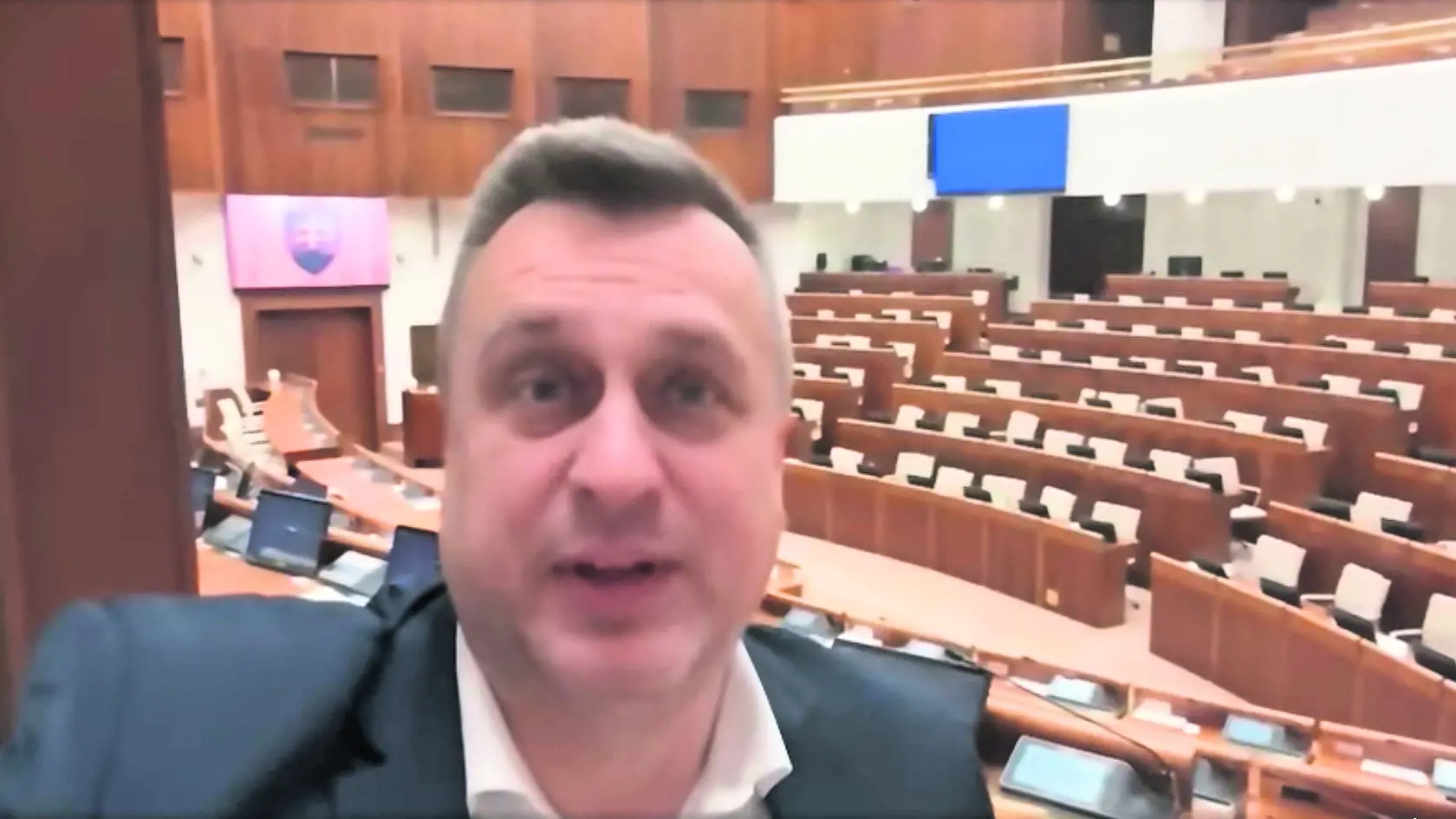 Andrej Danko celý čas si dopriaval vodu a nalieval sa čajom.