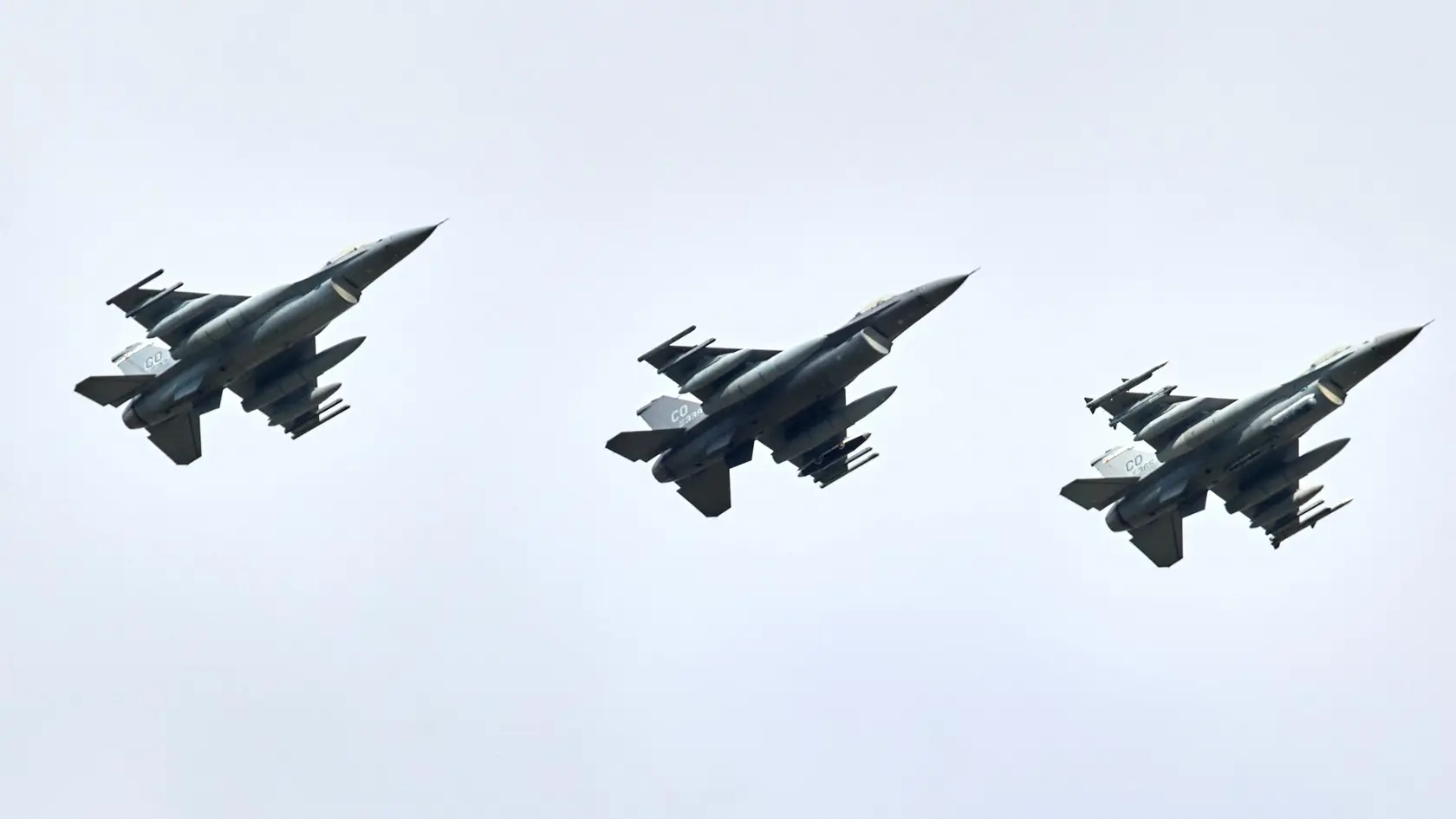 Na archívnej snímke z 3. júna 2023 tri stíhačky F-16 z USA.