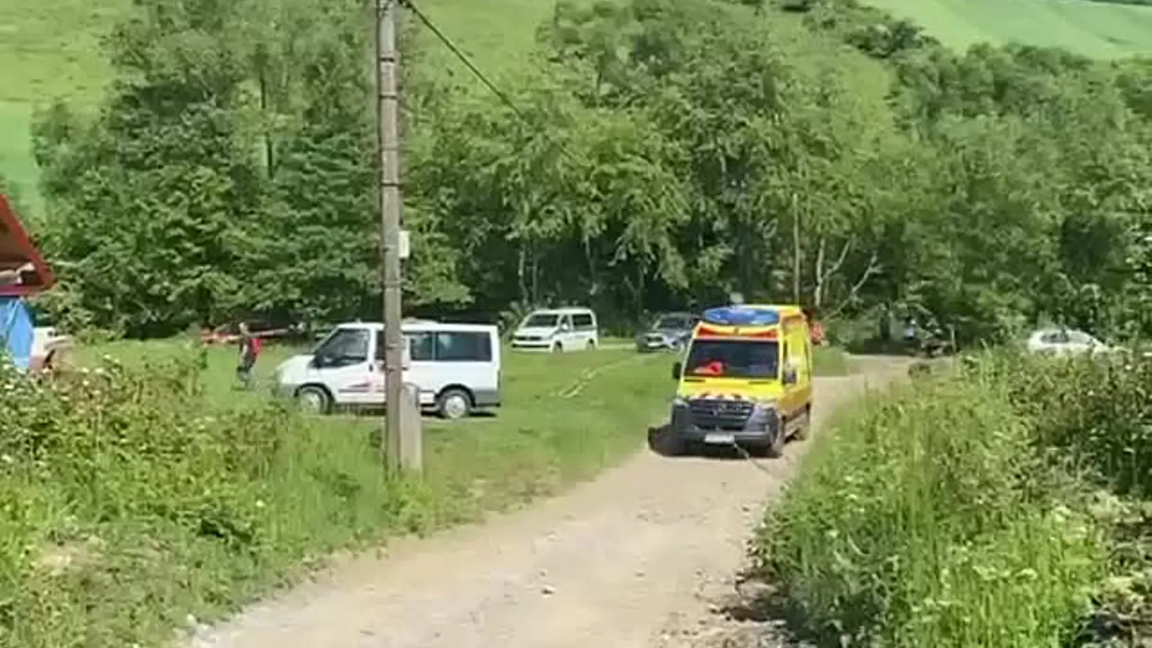 V obci Červená Voda v okrese Sabinov osobné auto pri nehode zranilo šesť osôb, z toho tri deti. Operačné stredisko záchrannej zdravotnej služby (OS ZZS) SR tam vyslalo dva záchranárske vrtuľníky a tri pozemné ambulancie.