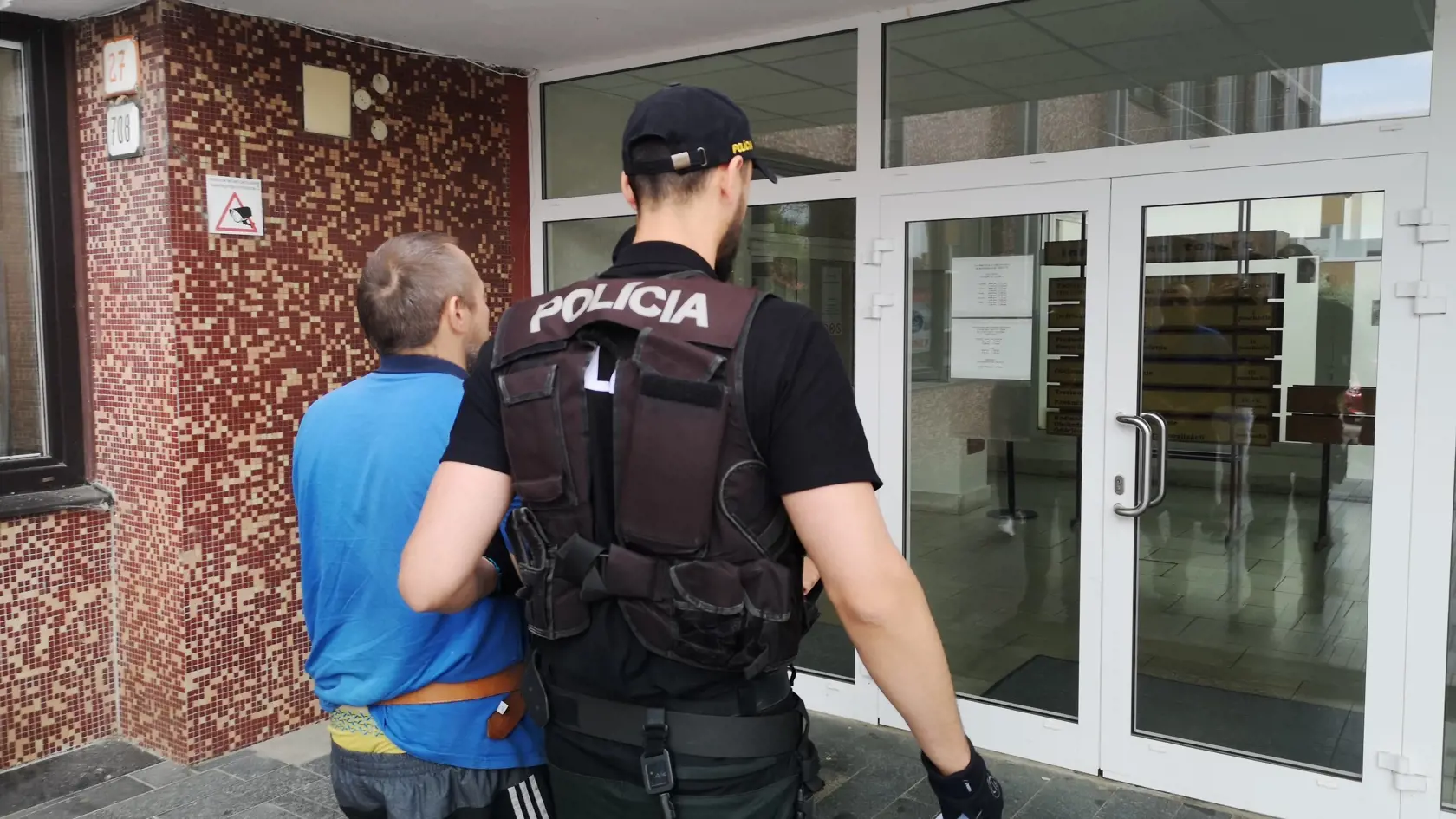Na jeho nohách aj rukách bolo vidieť výrazné modriny a odreniny.