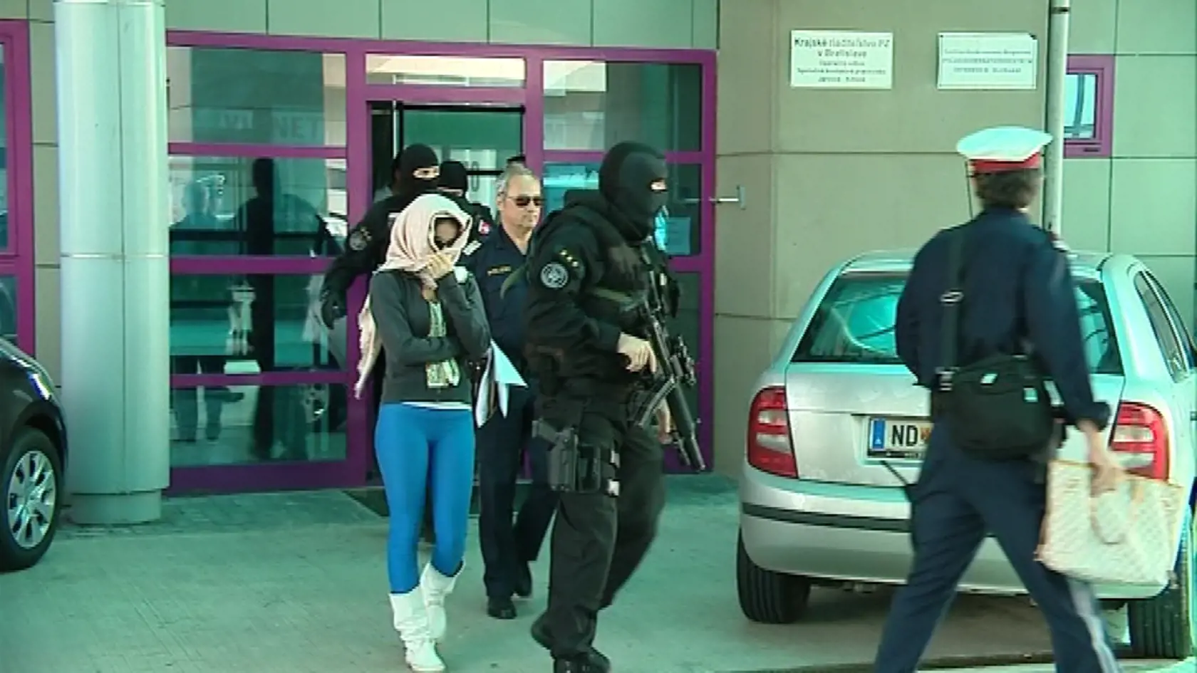 Mária Kukučová bola aj pri odchode zo Slovenska opäť štýlovo oblečená.