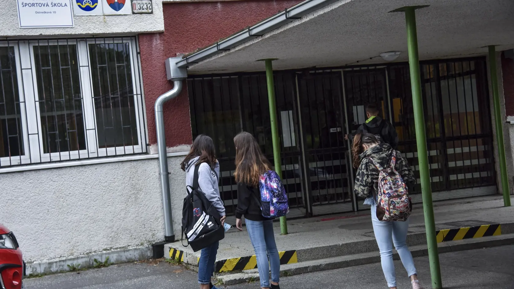 Školy začali nový školský rok aj napriek pandémii koronavírusu. Problémy však spôsobujú nakazení žiaci a učitelia, pre ktorých sa musia zatvárať celé školy.