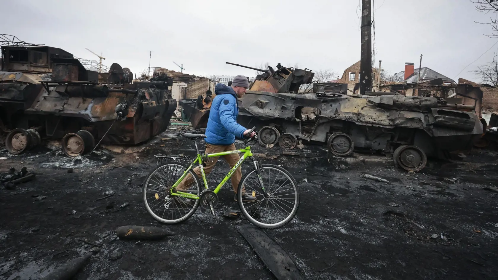 WA 44 Buča - Muž kráča s bicyklom okolo vrakov ruských vojenských vozidiel v meste Buča na západ od Kyjeva počas šiesteho dňa ruskej invázie na Ukrajine v utorok 1. marca 2022. FOTO TASR/AP   

A man walks past the remains of Russian military vehicles in Bucha, close to the capital Kyiv, Ukraine, Tuesday, March 1, 2022. Russia on Tuesday stepped up shelling of Kharkiv, Ukraine's second-largest city, pounding civilian targets there. Casualties mounted and reports emerged that more than 70 Ukraini