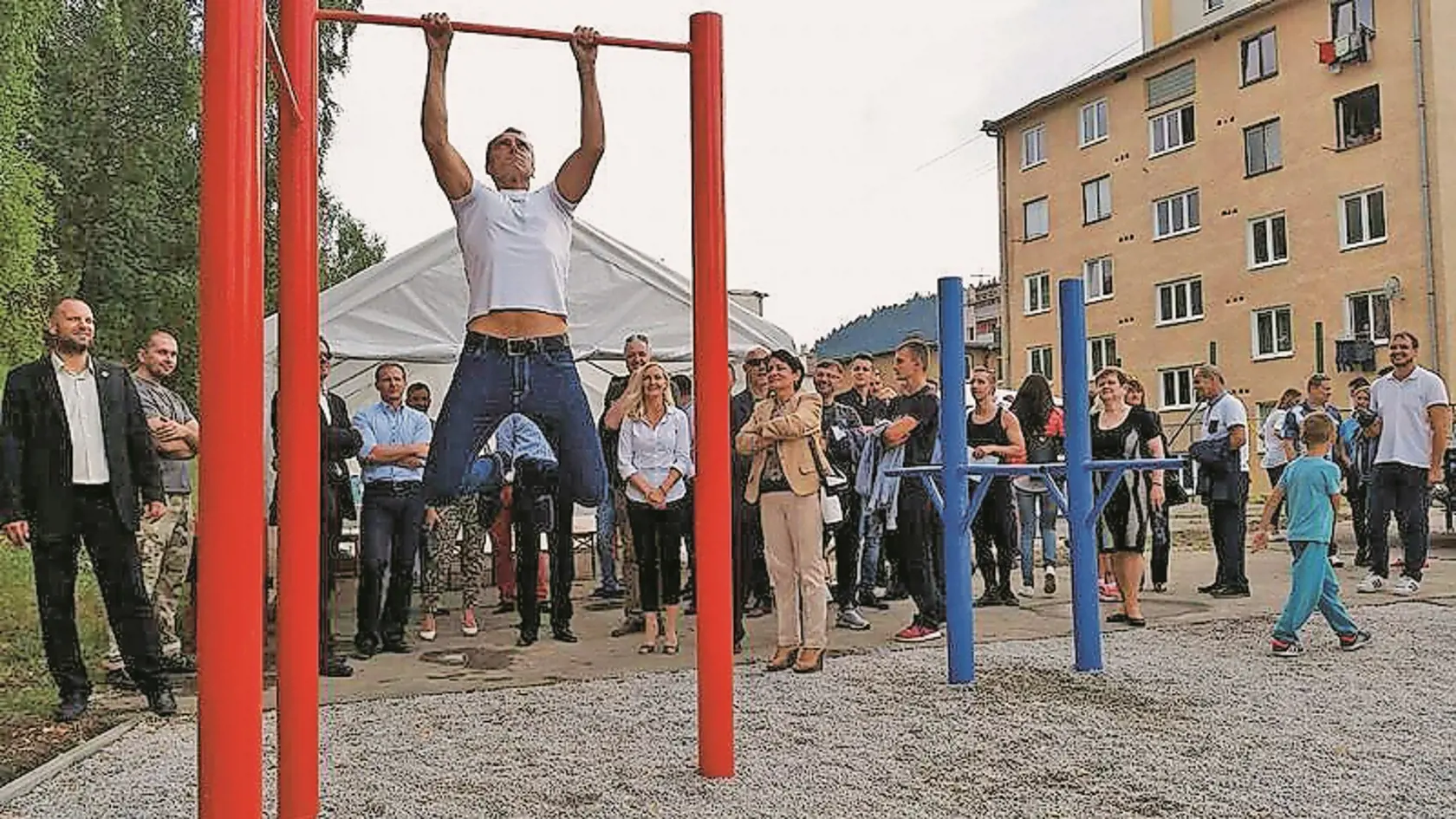 Poslanec Richard Raši takto verejne predviedol, že na sebe maká.