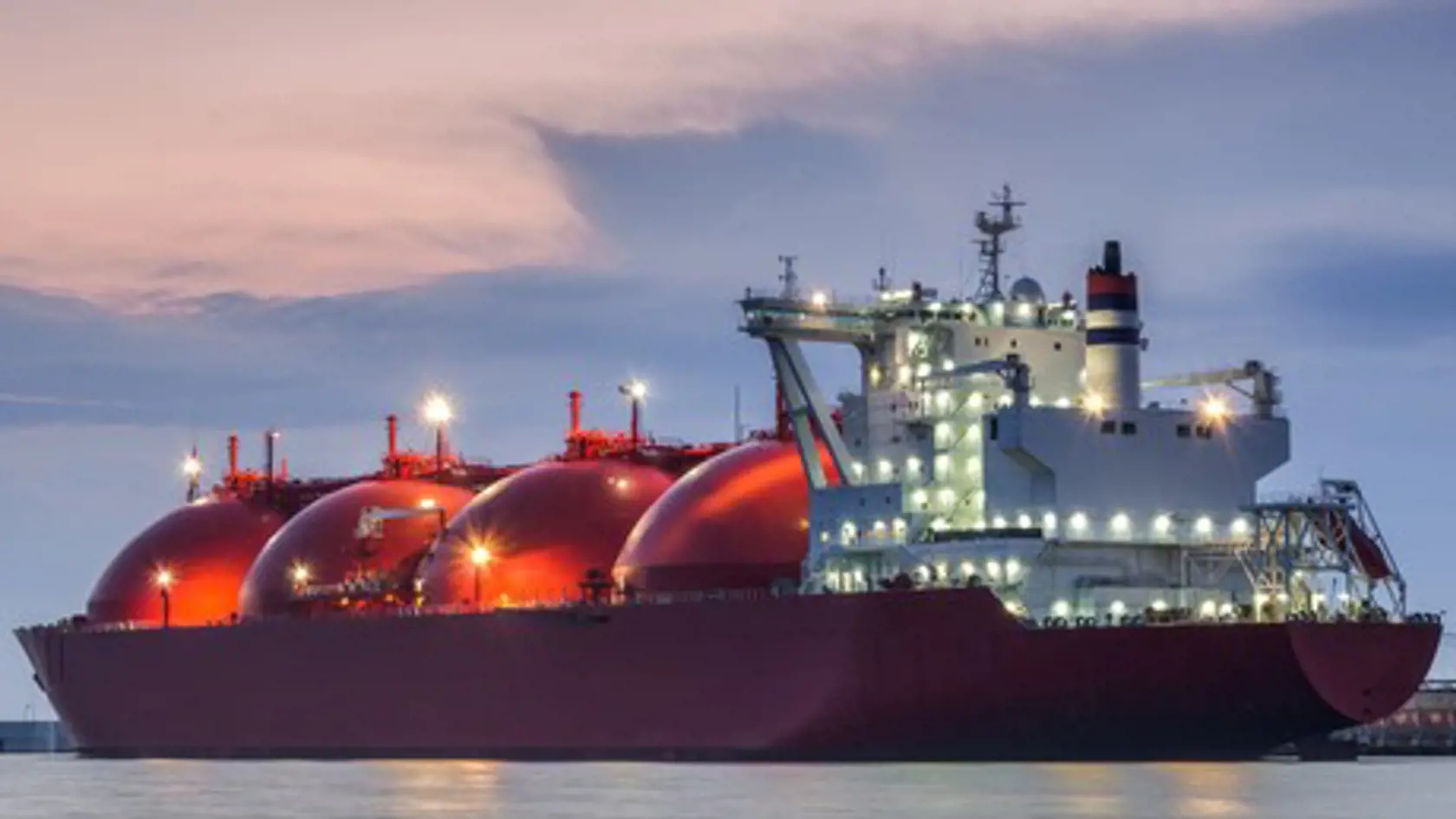 Spotové ceny za prepravu skvapalneného zemného plynu (LNG) z USA do Európy dosiahli zápornú hodnotu. Sadzby sa prepravu prudko klesli v dôsledku prudkého nárastu počtu LNG tankerov, ktoré boli v oblasti Atlantického mora k dispozícii.