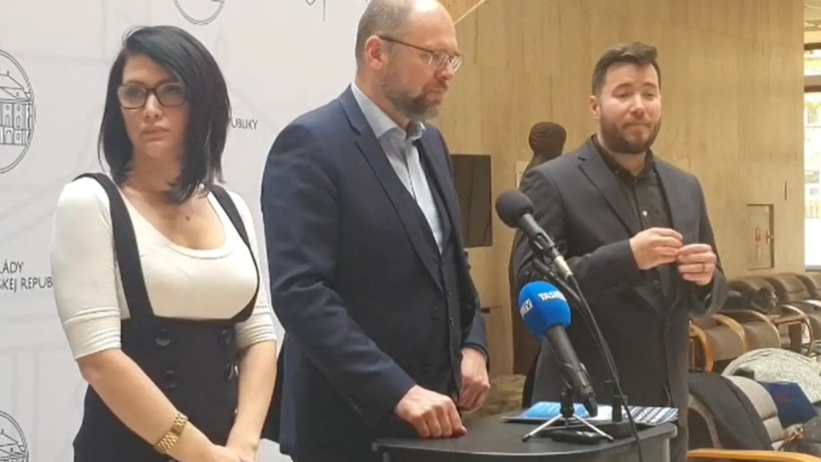"Richard Sulík je známy ako človek logiky a zdravého rozumu, nie diplomatického vyjadrovania. Pre profesionálneho diplomata ako Martin Klus to musí byť ťažké a rozumiem mu. Nie je to však žiadna stratégia, ale názor Klusa. V SaS môžeme svoj názor vyjadriť slobodne, a to je jeden z dôvodov, prečo som v SaS aj ja. O tom, kto bude na čele SaS, rozhodujú orgány strany, a nie médiá, tak vás prosím, aby ste nad tým ani len nešpekulovali," reagovala Ciganíková na otázku či by nemal Sulík odísť z postu