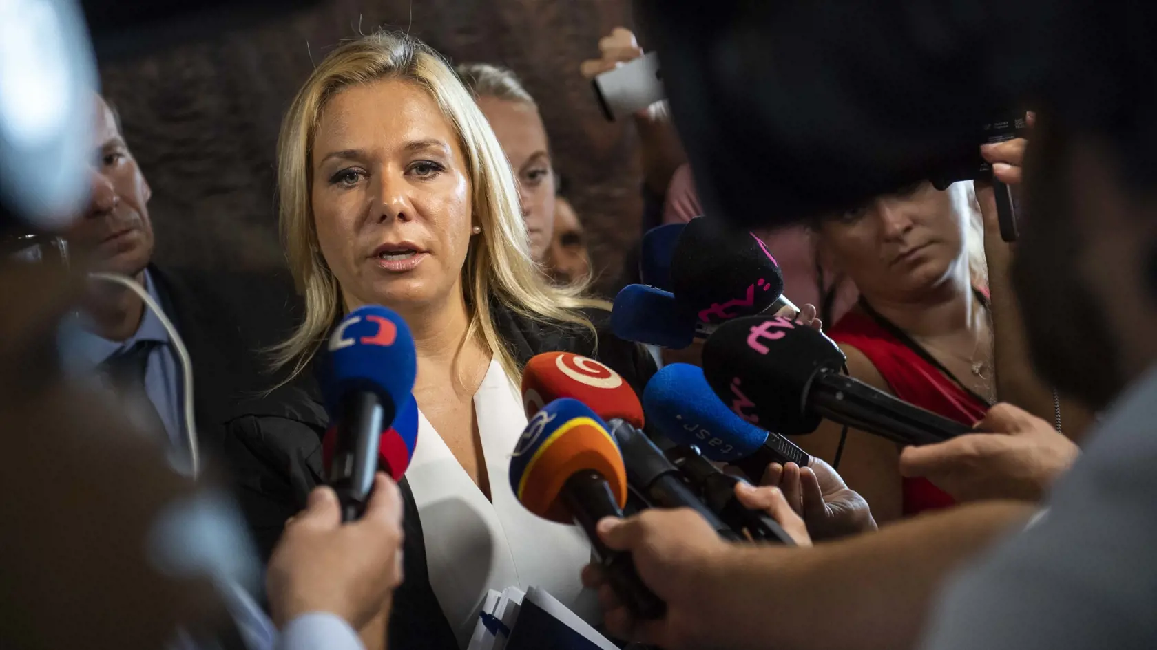 Na snímke ministerka vnútra SR Denisa Saková v rozhovore s médiami po rokovaní Výboru NR SR pre obranu a bezpečnosť v Bratislave 9. augusta 2018. Jediným bodom rokovania bolo objasnenie medializovaných informácií o únose občana VSR.