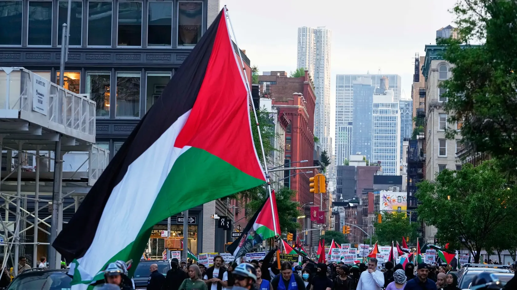 Demonštranti držia palestínske zástavy na námestí Union Square počas protestu na vyjadrenie solidarity s Palestínčanmi v Gaze na pro-palestínskom zhromaždení v New Yorku 15. mája 2025. FOTO TASR/AP