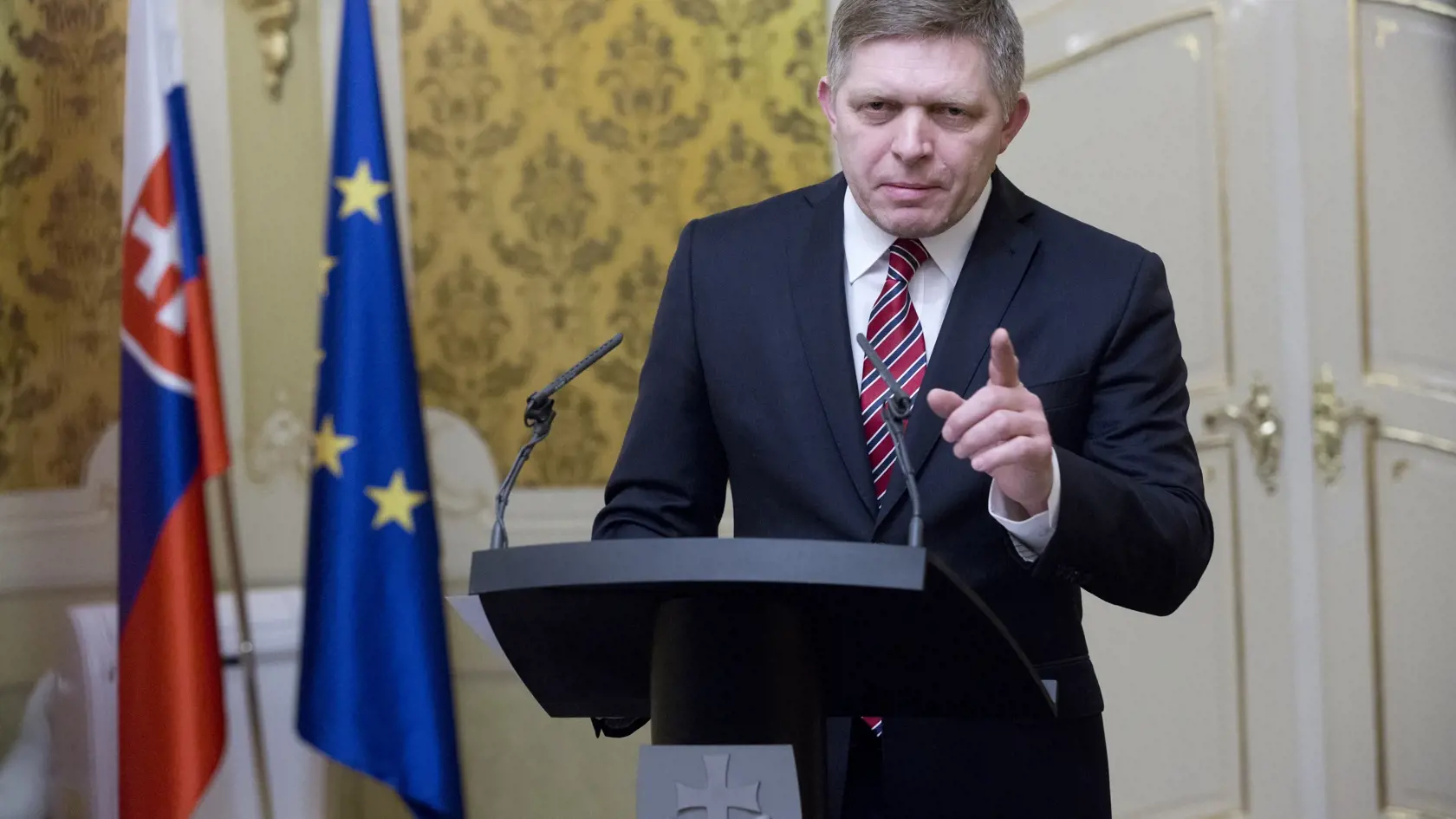 Na snímke Róbert Fico reaguje na prezidenta SR.