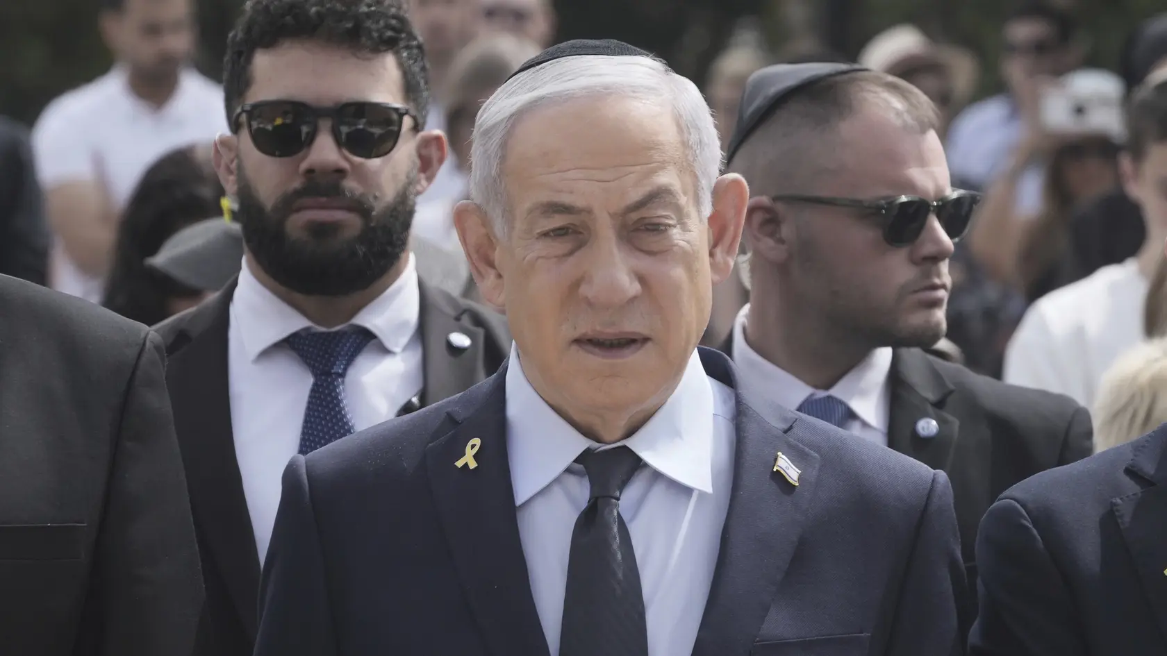 Izraelský premiér Benjamin Netanjahu počas ceremoniálu kladenia vencov pri príležitosti spomienkového dňa na pamiatku obetí holokaustu v Jeruzaleme 24. apríla 2025.