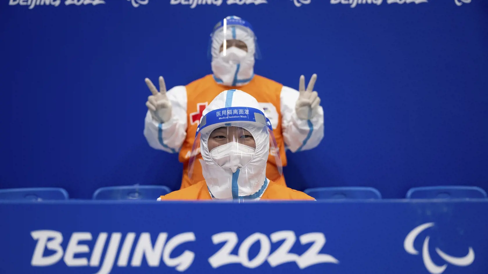 PK 10 Peking - Členovia medicínskeho tímu pózujú v ochranných odevoch počas parahokejového zápasu skupiny A Južná Kórea - Kanada na Zimných paralympijských hrách 2022 v Pekingu v utorok 8. marca 2022 FOTO TASR/AP

In this photo provided by the Olympic Information Services, Medical staff in full hazmat suits look on during the Para Ice Hockey Preliminary Round Group A - South Korea vs Canada at the National Indoor Stadium during the Beijing Winter Paralympic Games in Beijing, China, Tuesday, Marc