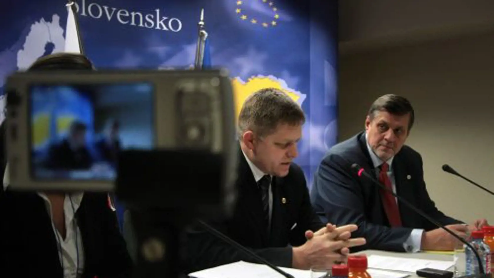 Záber z roku 2008, na snímke Robert Fico (Smer) a Ján Kubiš (vpravo).