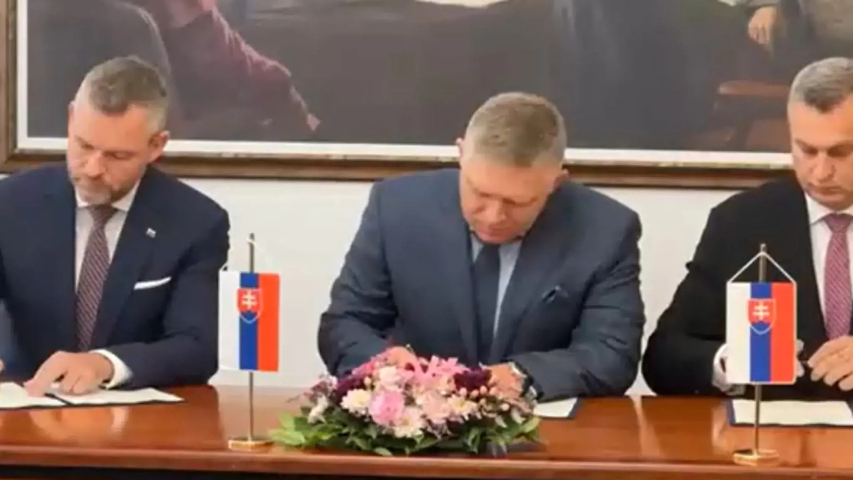 Často sa negatívne vyjadruje na adresu konkurenčného kandidáta, no koaličného partnera - Petra Pellegriniho. Vyzýval Roberta Fica (Smer), aby išiel kandidovať on.